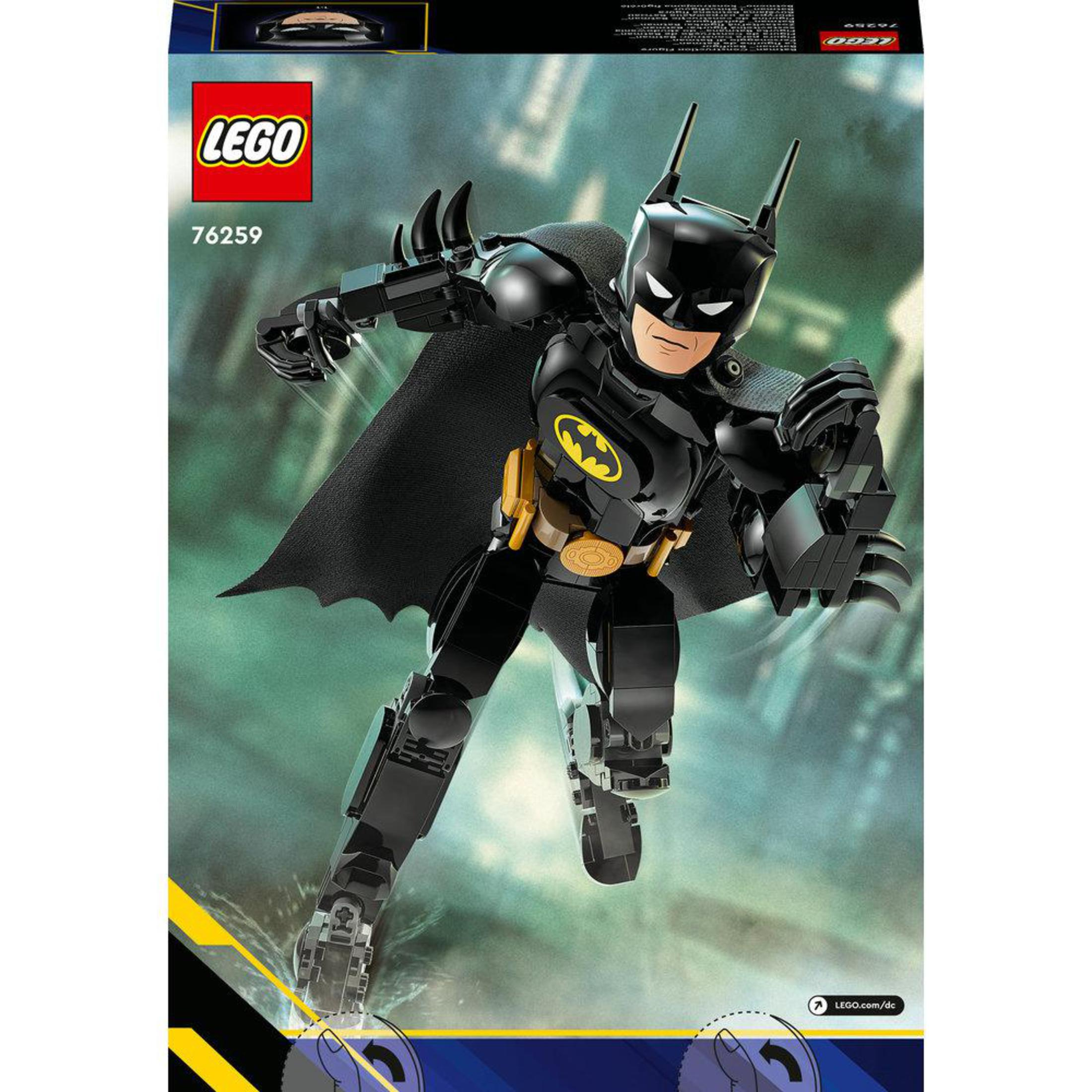 Una figura de Lego Batman con capa, en una caja sobre fondo blanco.