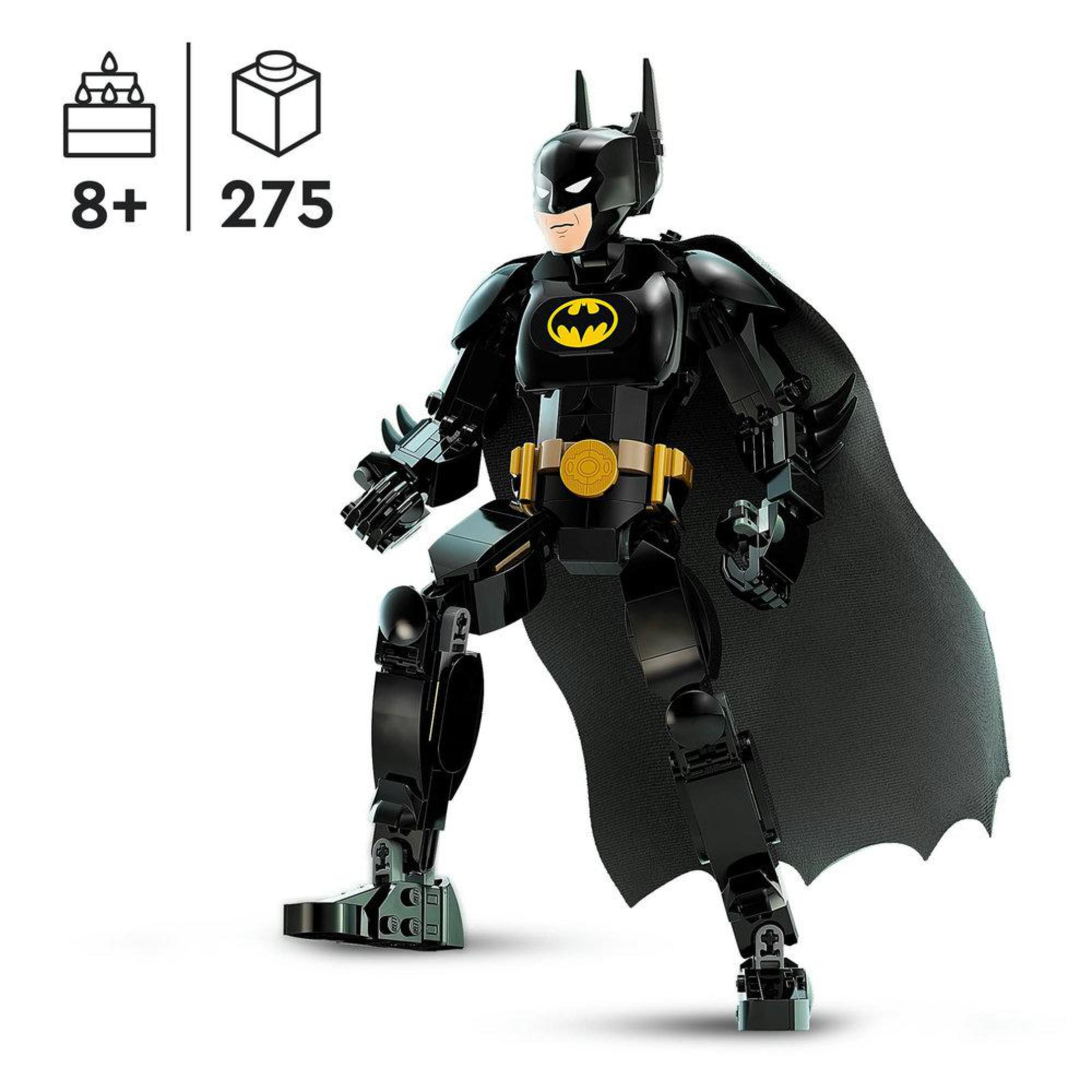 Una figura de Lego Batman. La figura es negra con un logo amarillo. Está en pose de lucha.