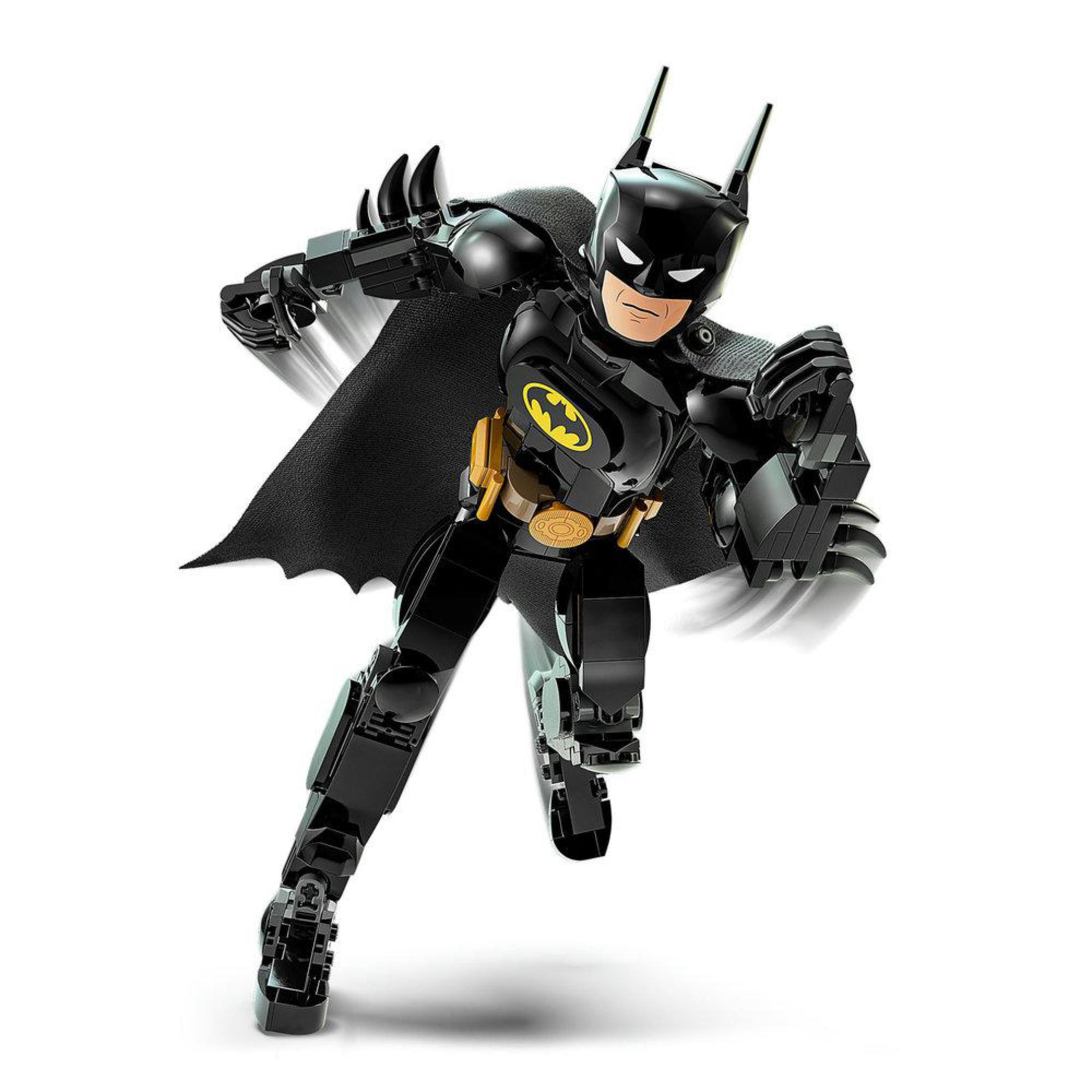 Figura de Lego Batman en pose de acción, traje negro y capa. Fondo blanco.