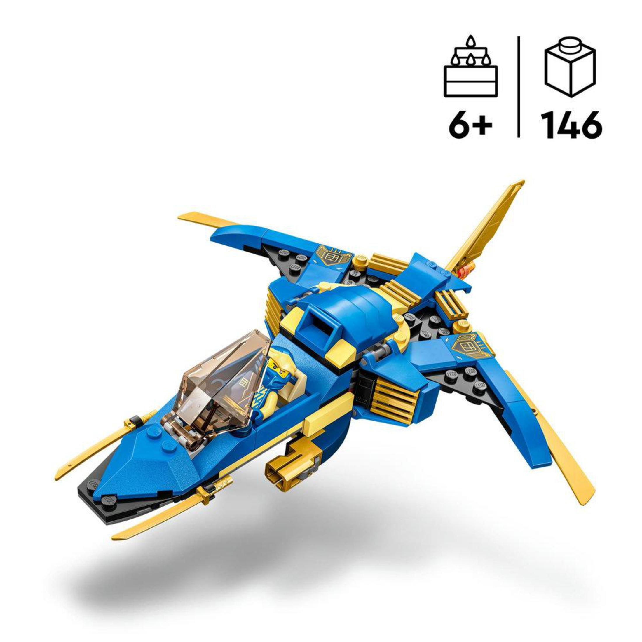 Ein blauer und goldener LEGO Ninjago Jet in einem Studio-Setting mit Infografiken.