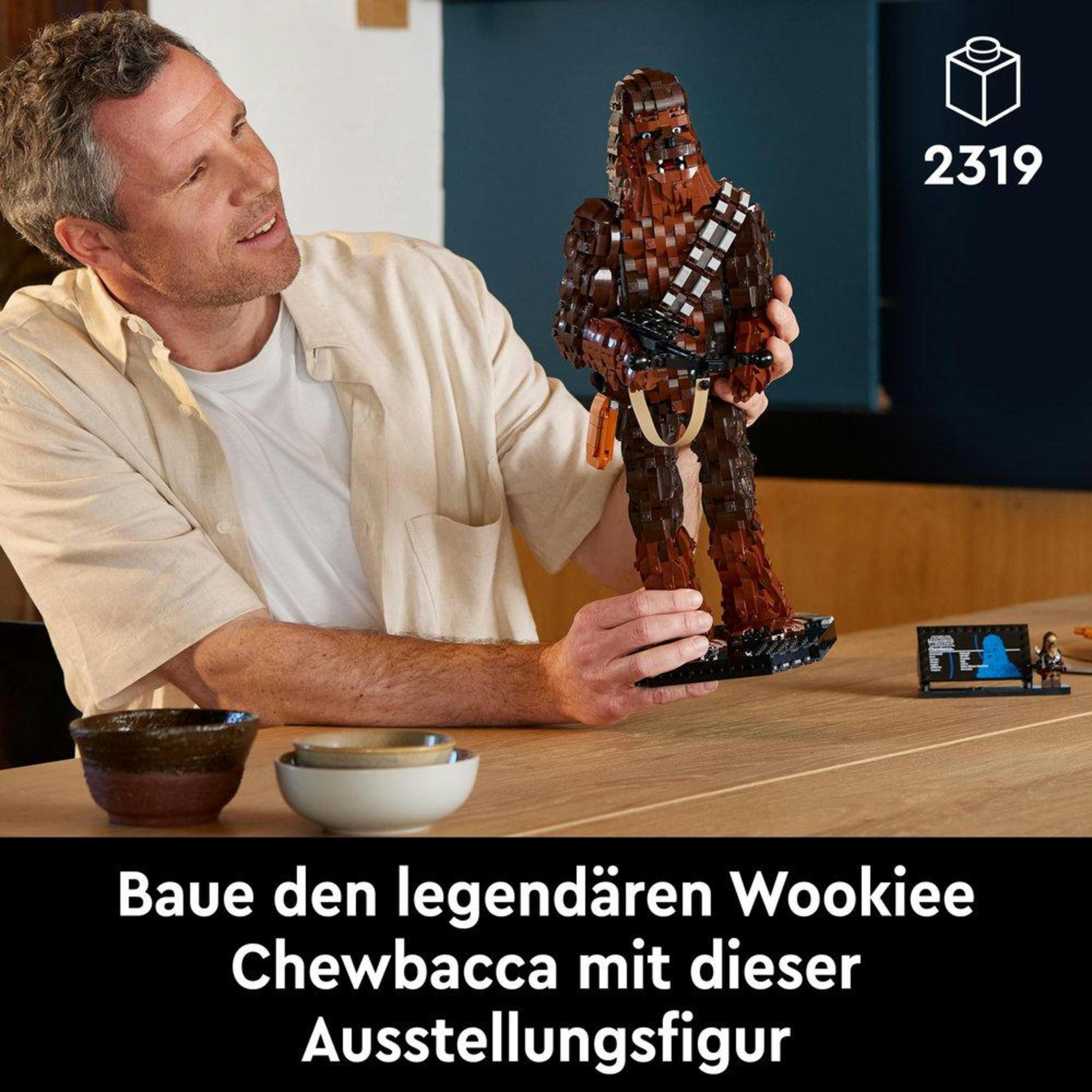 Mężczyzna trzymający figurkę Lego Chewbacca. Tekst: Zbuduj legendarnego Wookiee Chewbaccę z tą figurką.