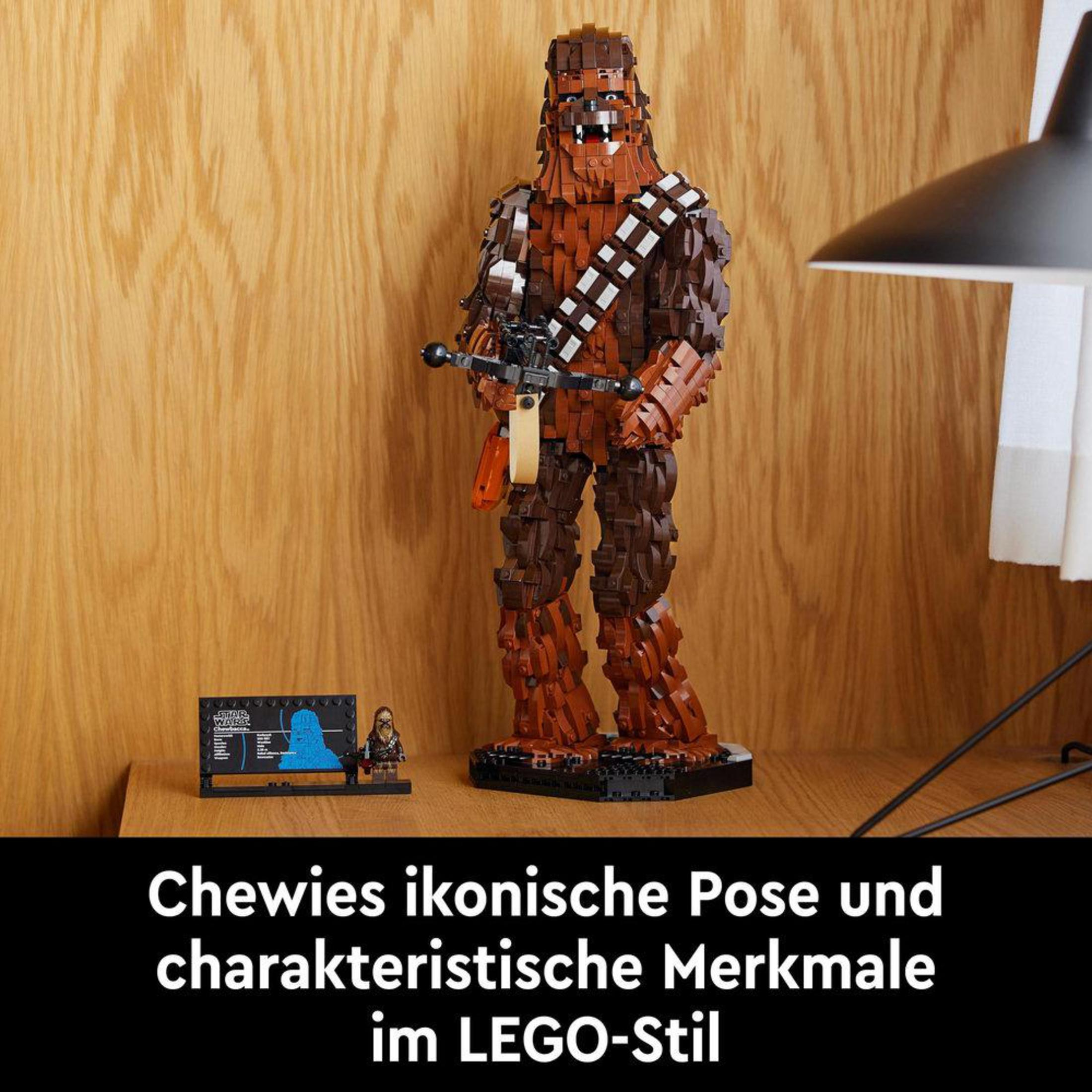 Figura LEGO Chewbacca. Brązowa i czarna, z blasterem, na podstawie. Drewniane tło.