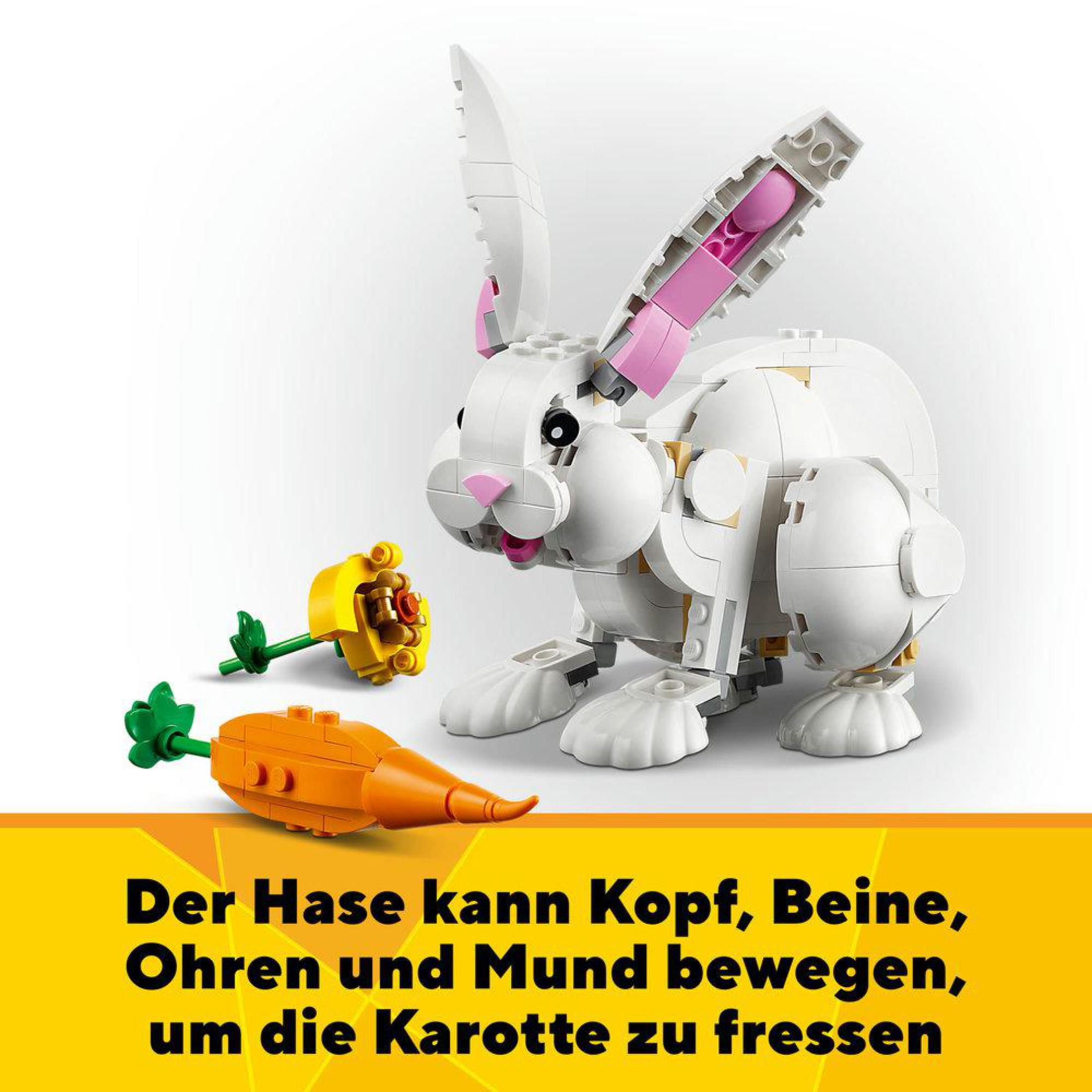 Weißes Lego-Kaninchen mit Karotte. Die Ohren des Kaninchens sind oben. Karotte ist orange und gelb.