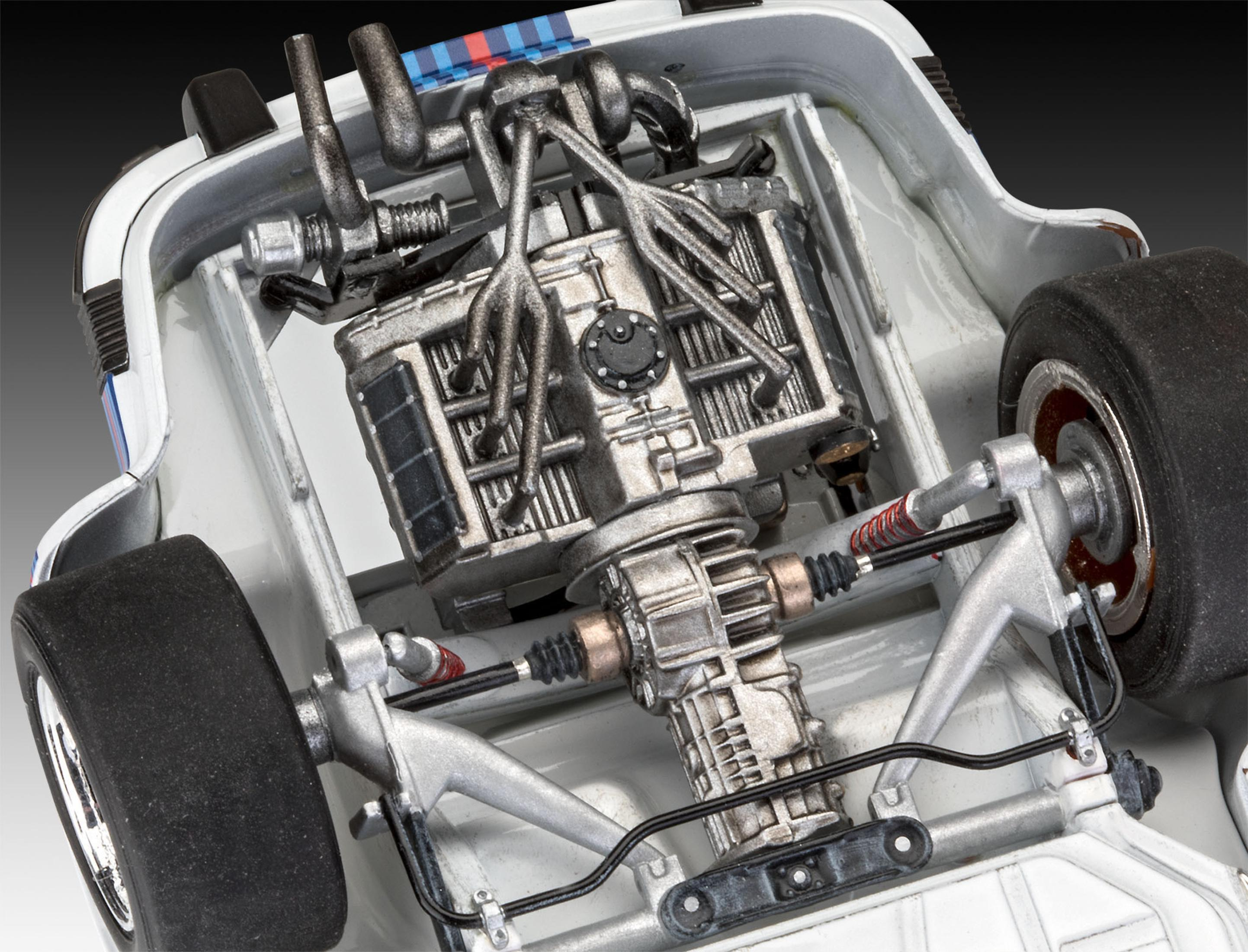 Gedetailleerd beeld van een automotor, met de ingewikkelde mechanica en componenten in een model.