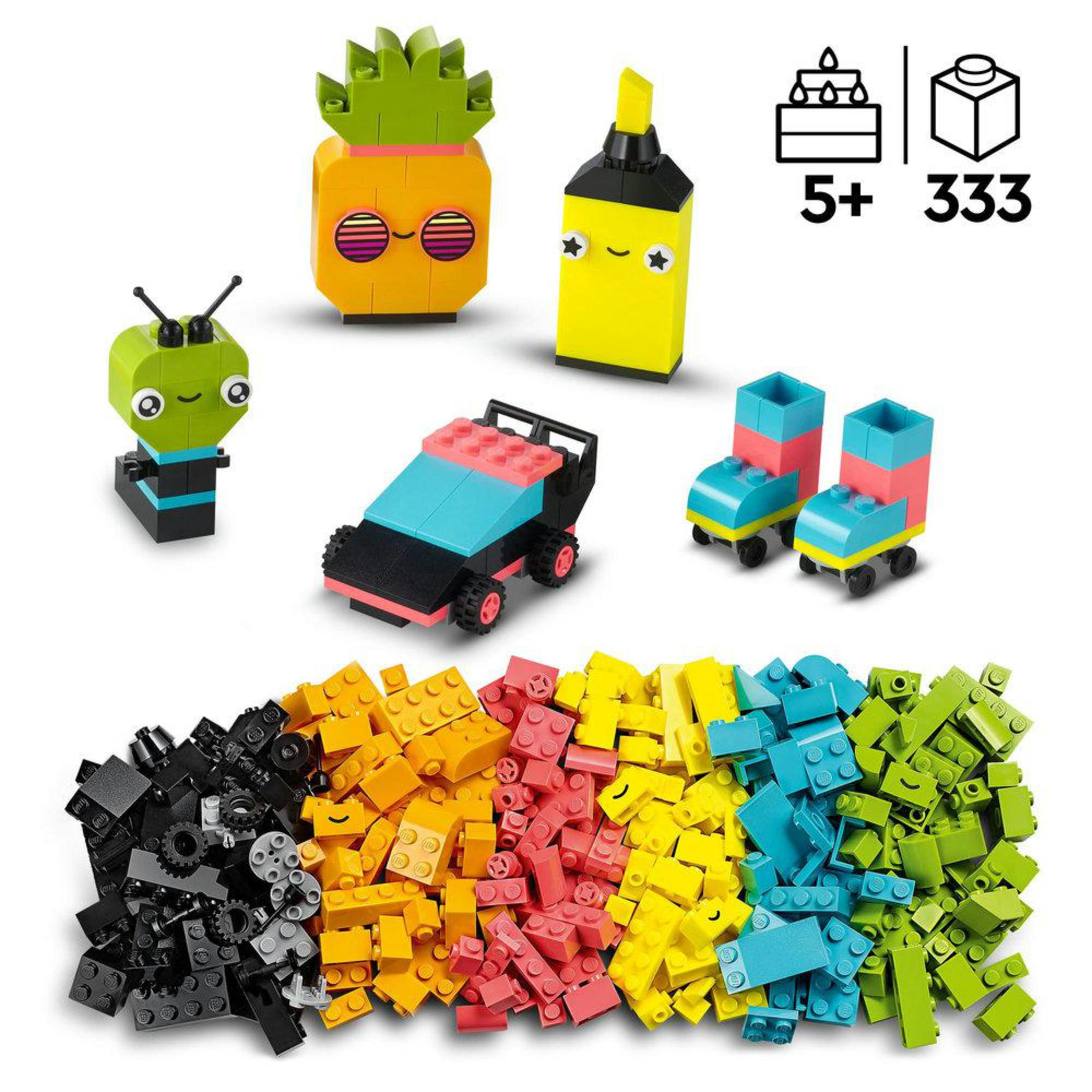 Kleurrijke Lego-stukken en geassembleerde figuren van een ananas, een markeerstift en anderen.
