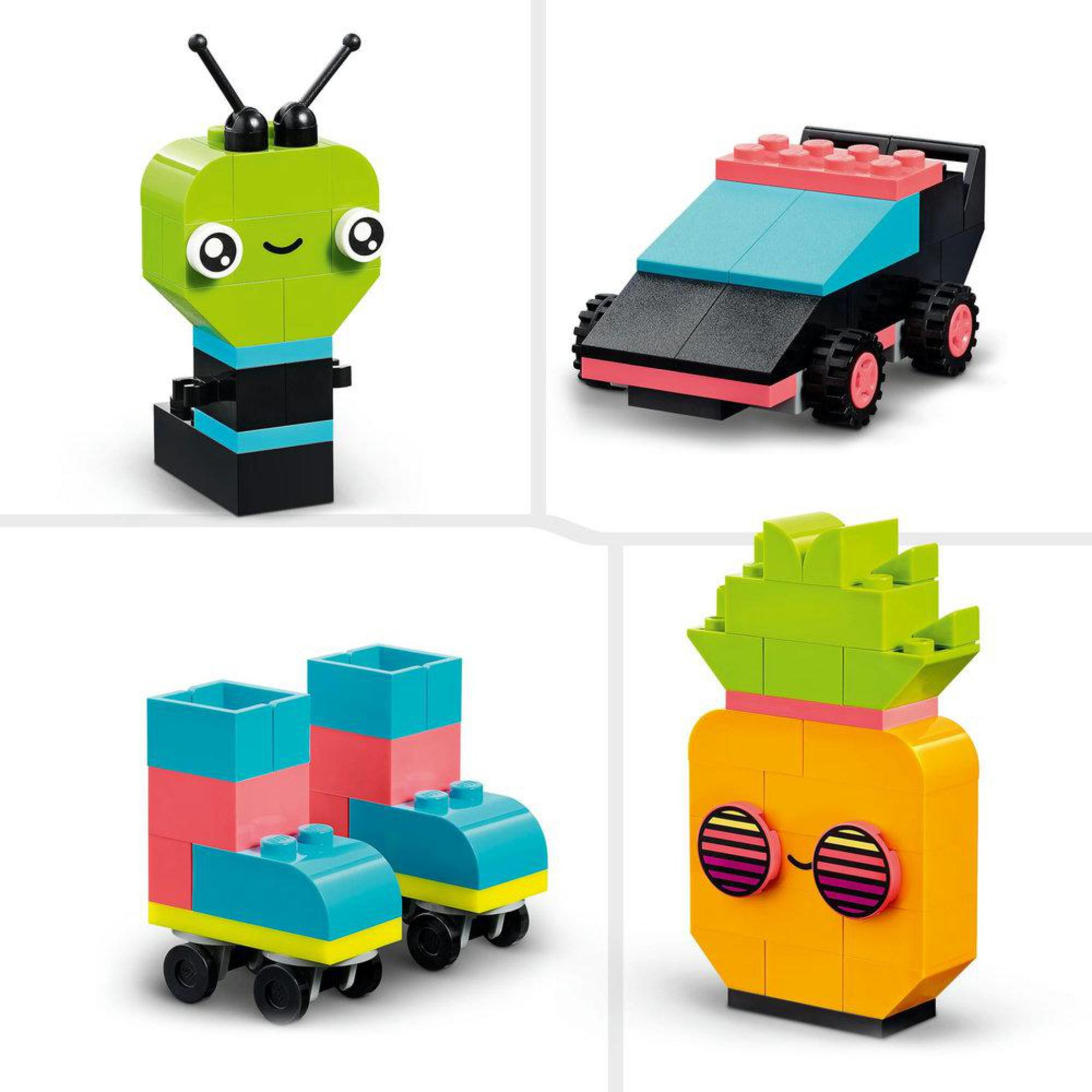 Vier Lego-figuren: Alien, auto, rolschaatsen en ananas. Elke figuur is gemaakt van verschillende gekleurde Lego-stenen.