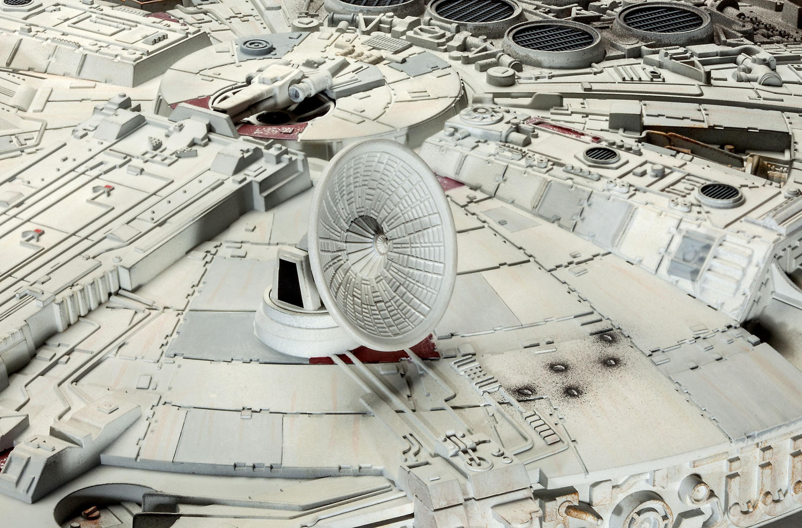 Gedetailleerd model van de Millennium Falcon, met een prominente radarschotel.