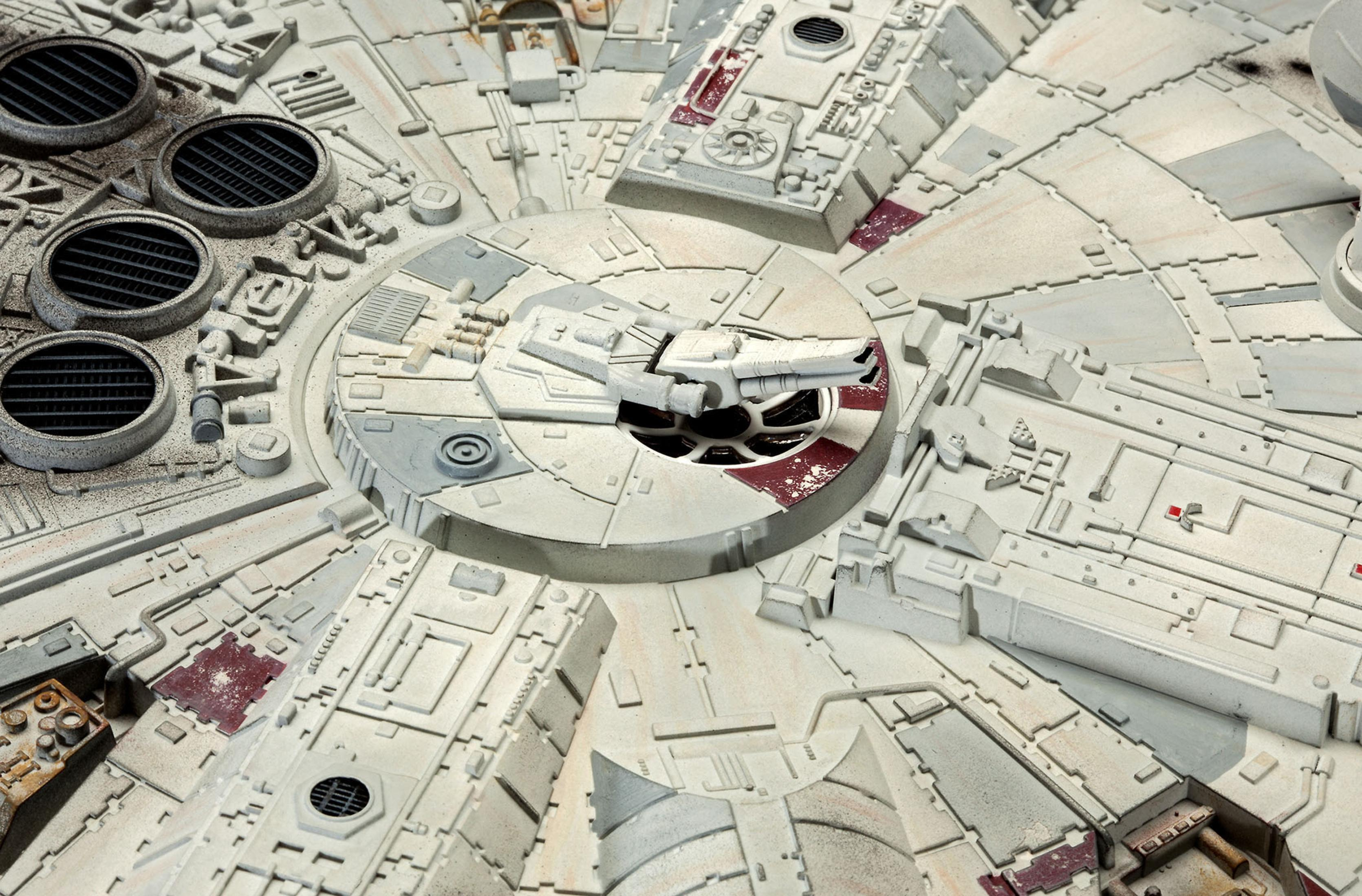 Gedetailleerd bovenaanzicht van een Star Wars Millennium Falcon-model.