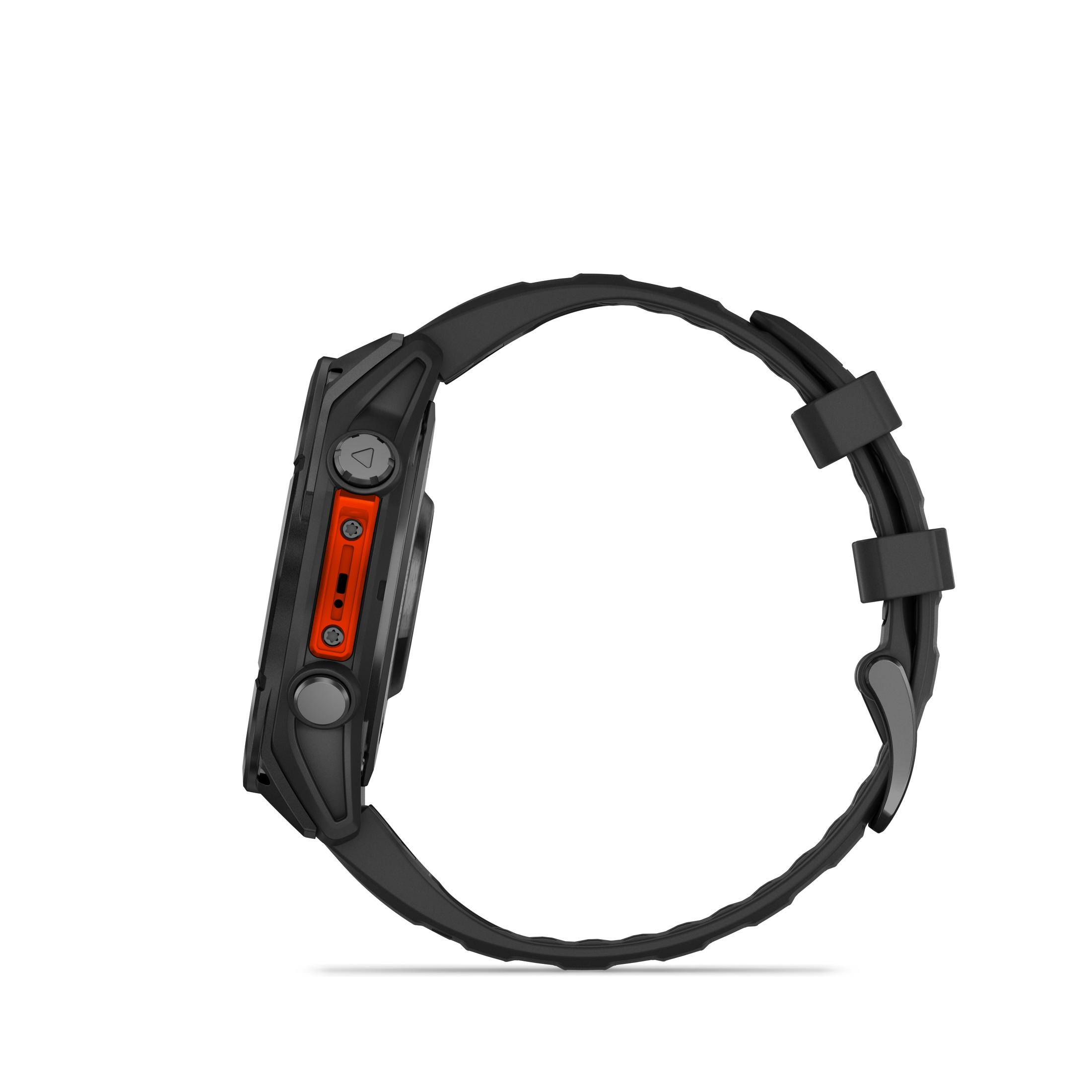 Un reloj inteligente negro con pantalla con detalles en naranja, vista lateral.