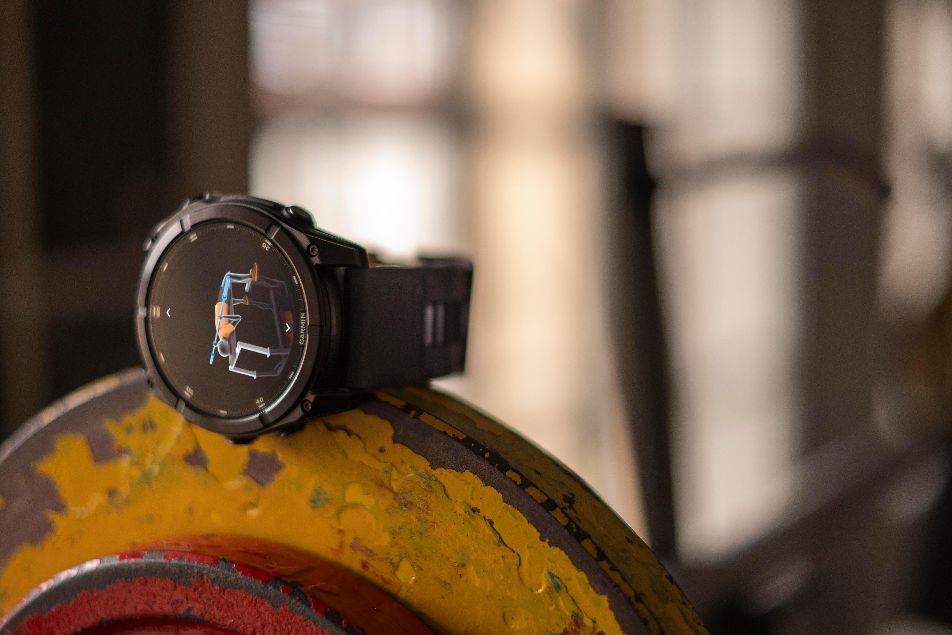 Un smartwatch Garmin mostrando un gráfico de entrenamiento. El fondo está borroso.