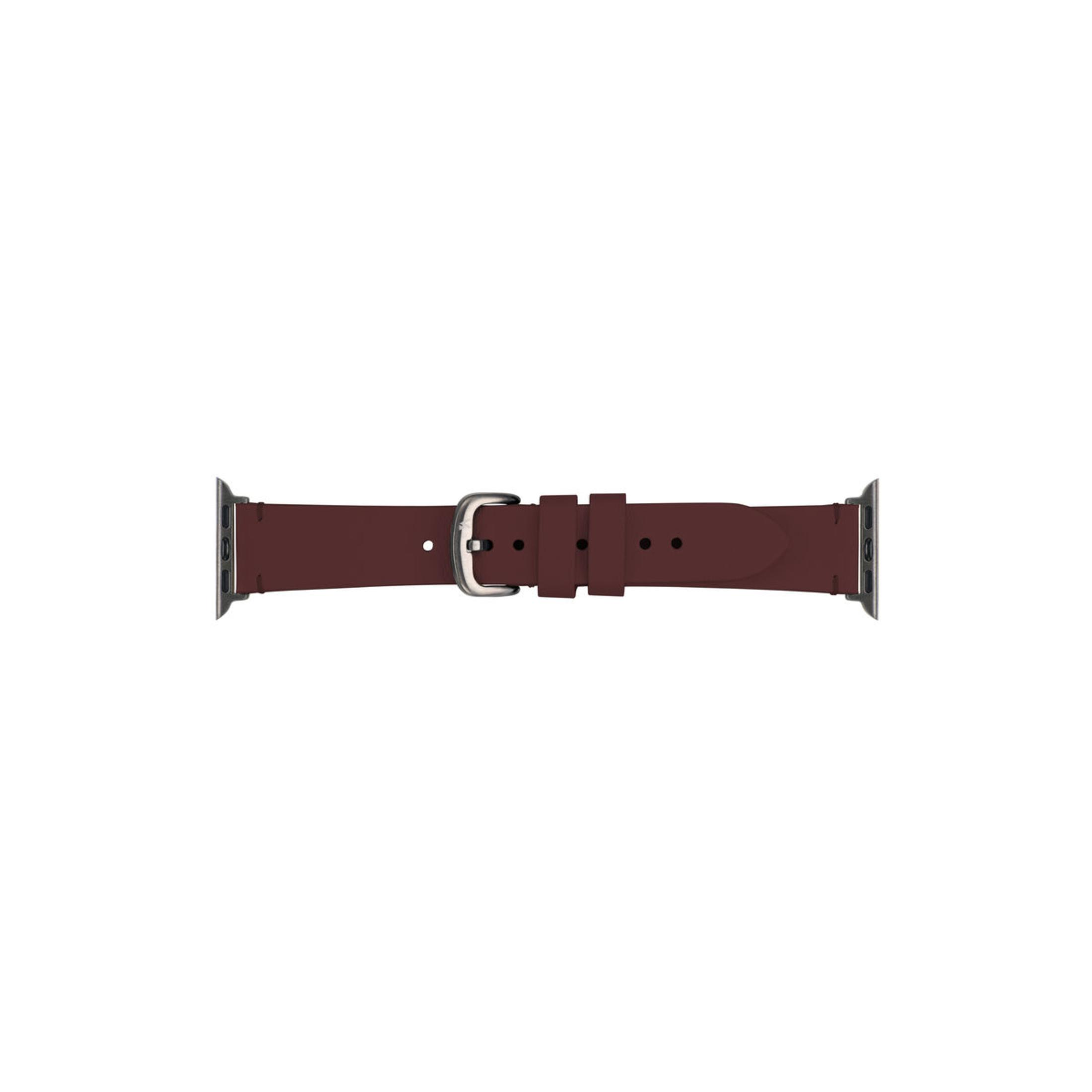 Ein weinrotes Lederarmband mit silberner Schnalle. Das Armband ist auf weißem Grund.