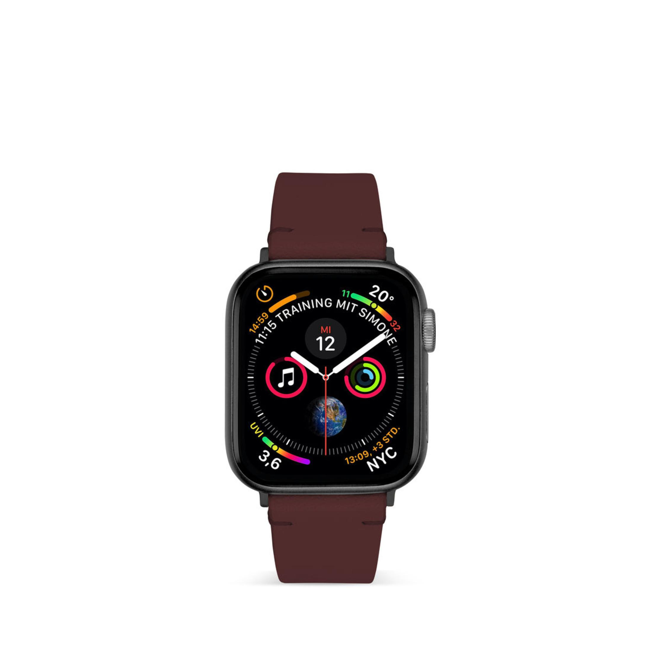 Schwarze Apple Watch mit weinrotem Armband, zeigt Uhrzeit, Datum und Gesundheitsinformationen.
