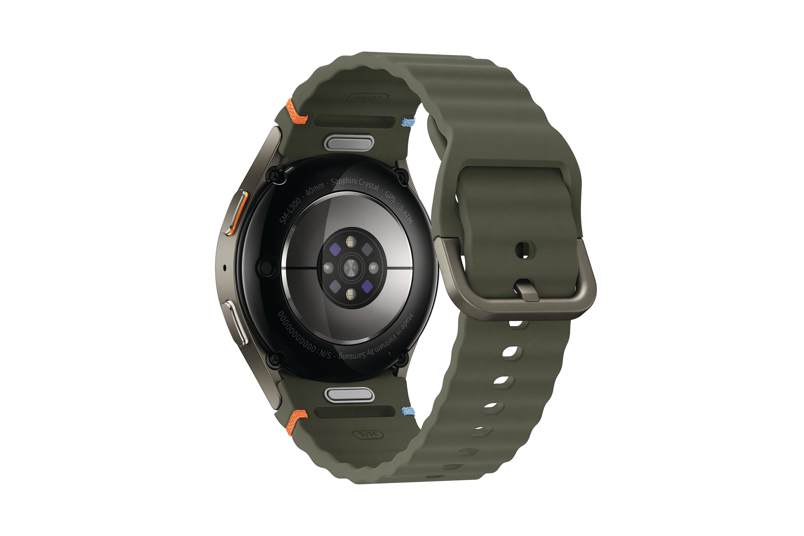 Achteraanzicht van een smartwatch met groene band. Zwarte ronde wijzerplaat. Witte achtergrond.