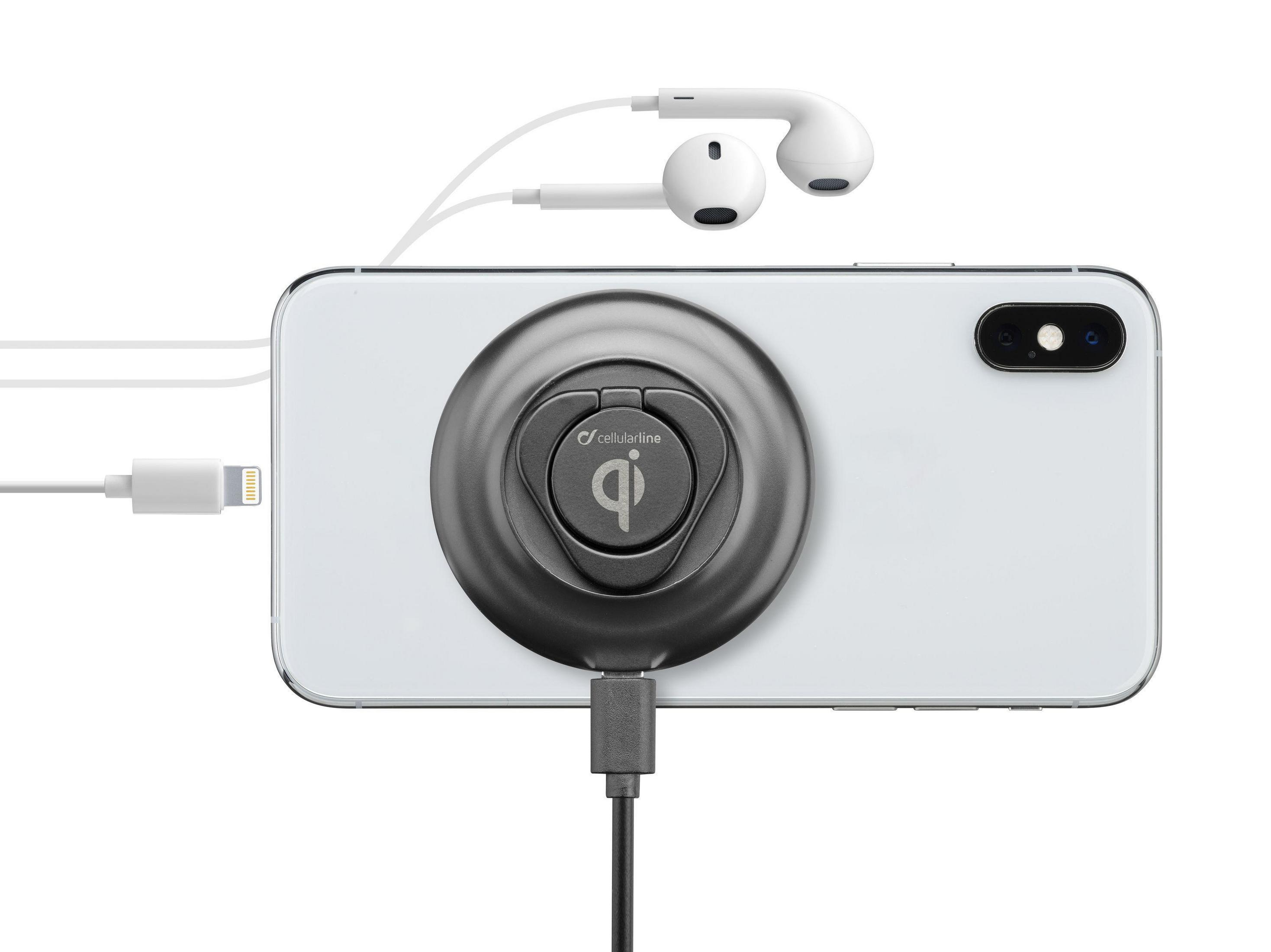 Telefono con caricatore wireless collegato. Auricolari collegati. Sfondo bianco.