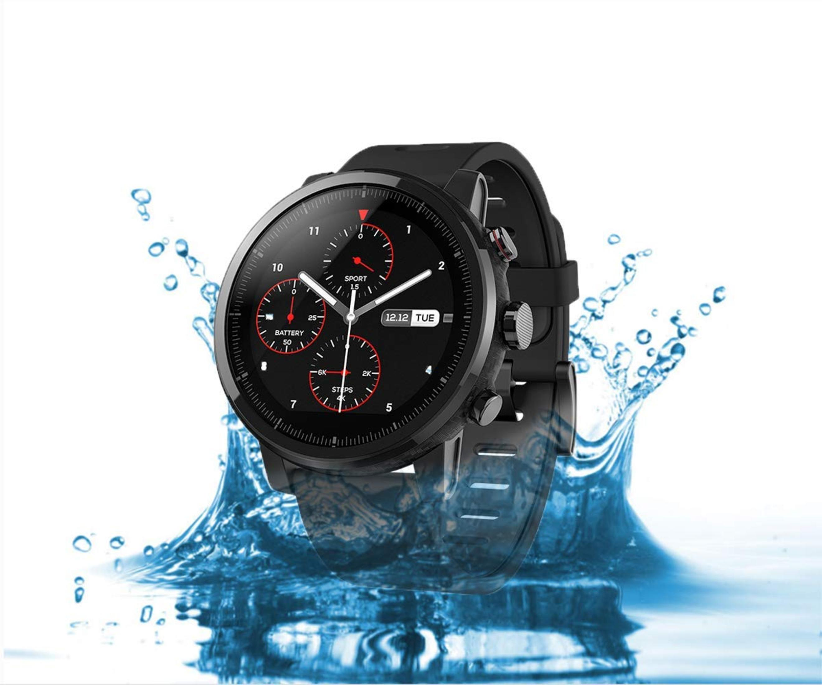 Schwarze Smartwatch im Wasser, die Zeit, Schritte und Akku anzeigt.