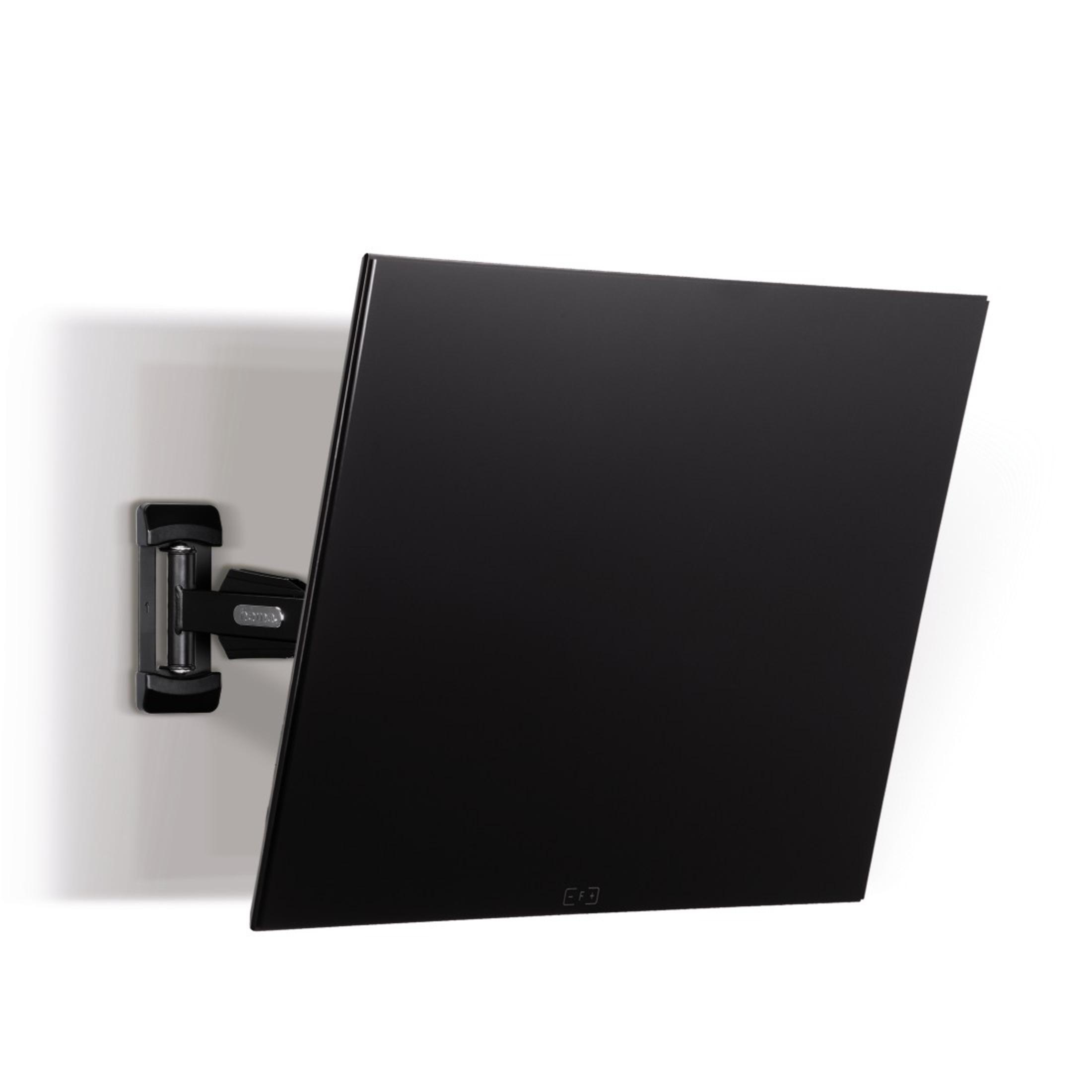 TV negro montado en una pared blanca. El televisor está en ángulo y el soporte es negro.