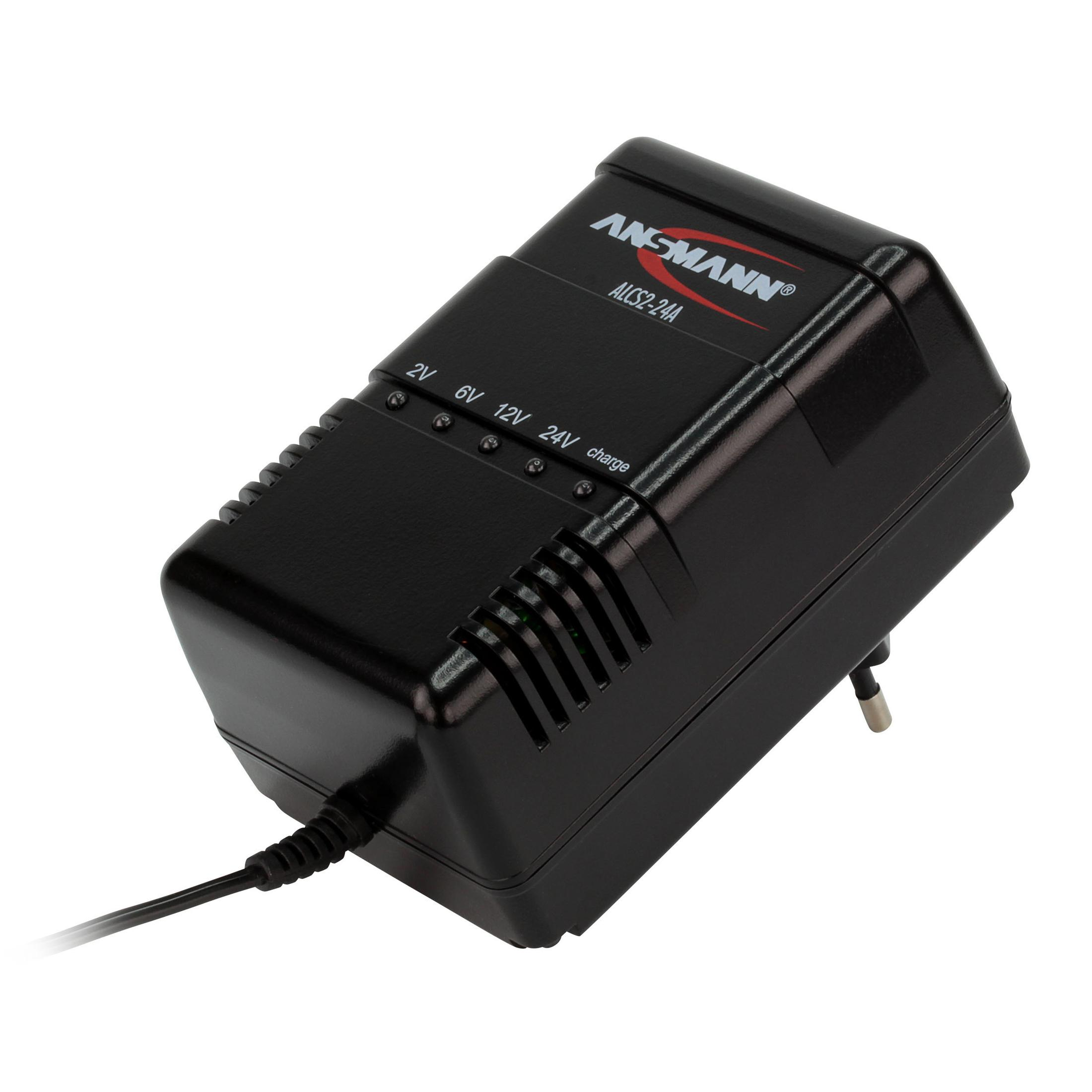 Ein schwarzes ANSMANN ALCS2-24A Batterieladegerät mit Netzkabel, schräge Ansicht auf weißem Hintergrund.