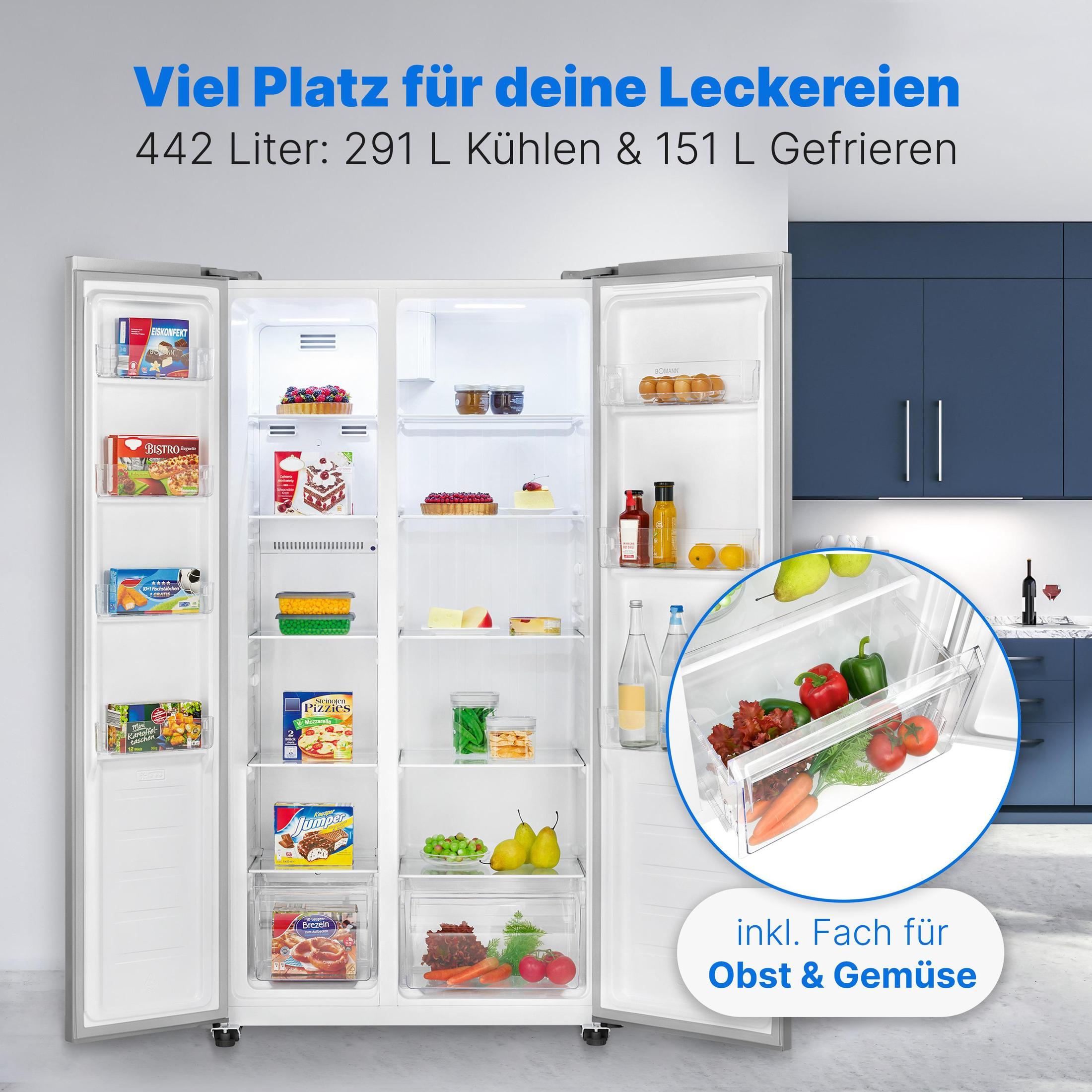 Offener Kühlschrank mit Lebensmitteln. Enthält Obst, Gemüse und Tiefgekühltes.