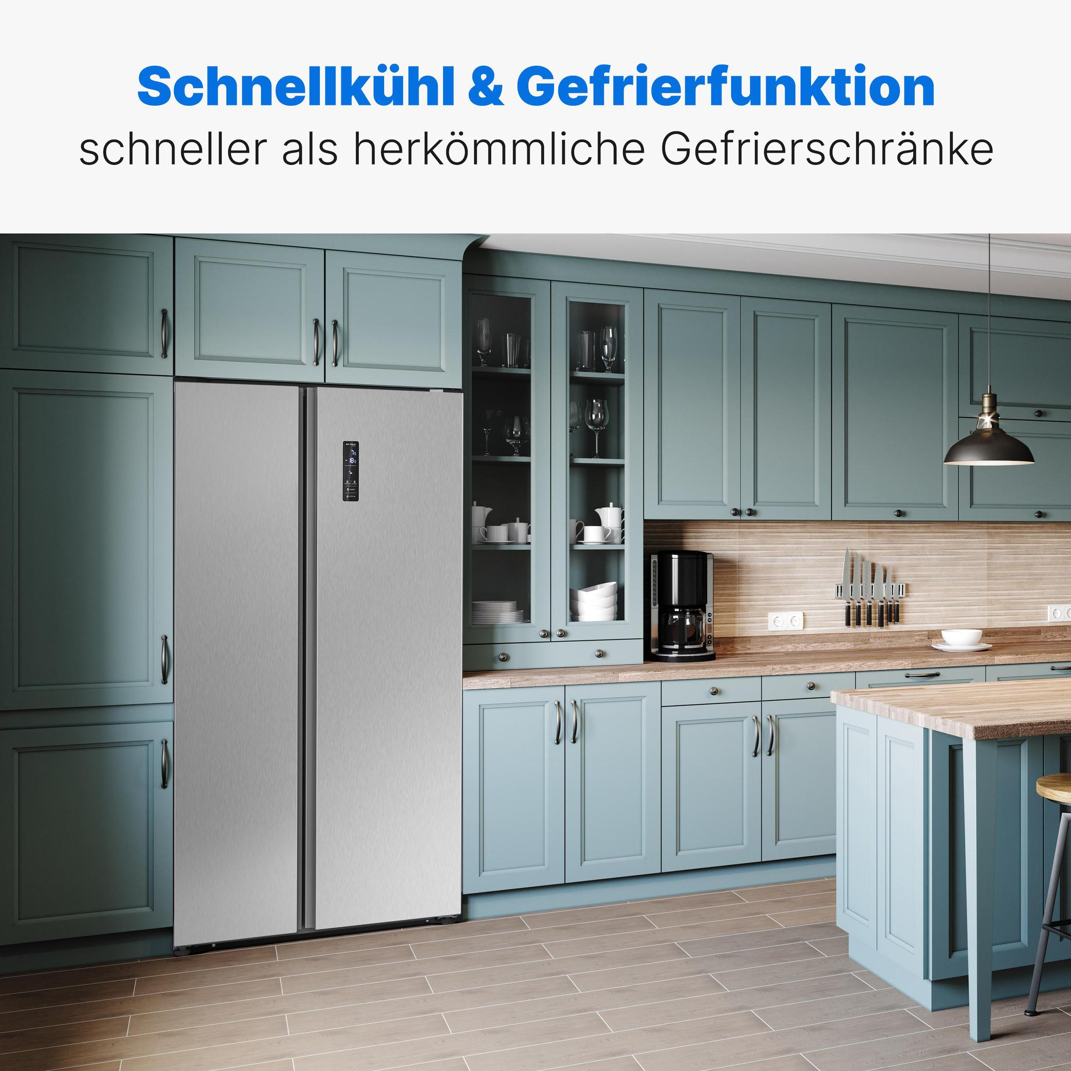 Kühlschrank aus Edelstahl in einer Küche mit blauen Schränken.