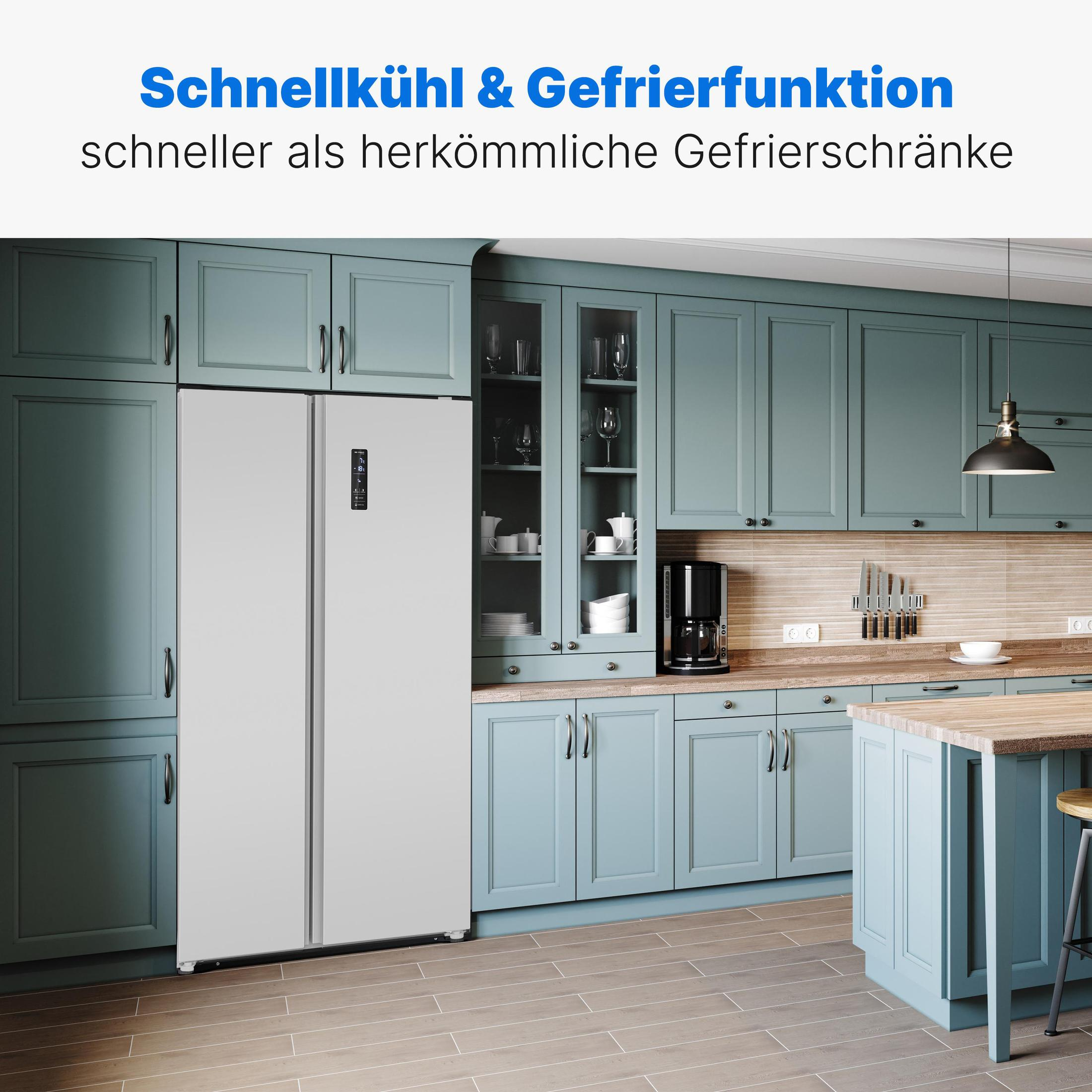 Küche mit weißem Kühlschrank. Blaue Schränke, Holz-Arbeitsplatten und eine schwarze Kaffeemaschine.