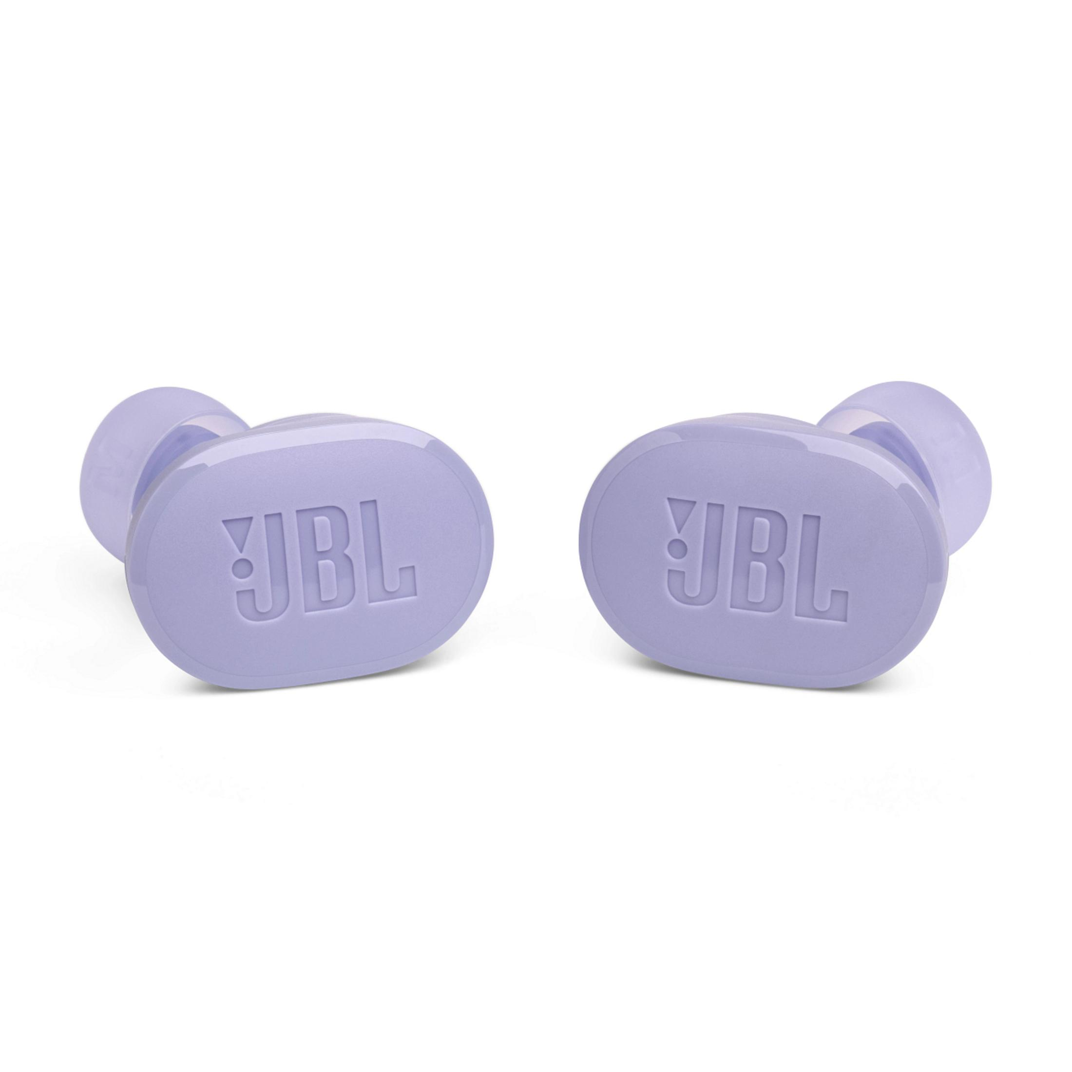 Zwei lavendelfarbene JBL-Ohrhörer auf weißem Hintergrund, jedes mit dem JBL-Logo.