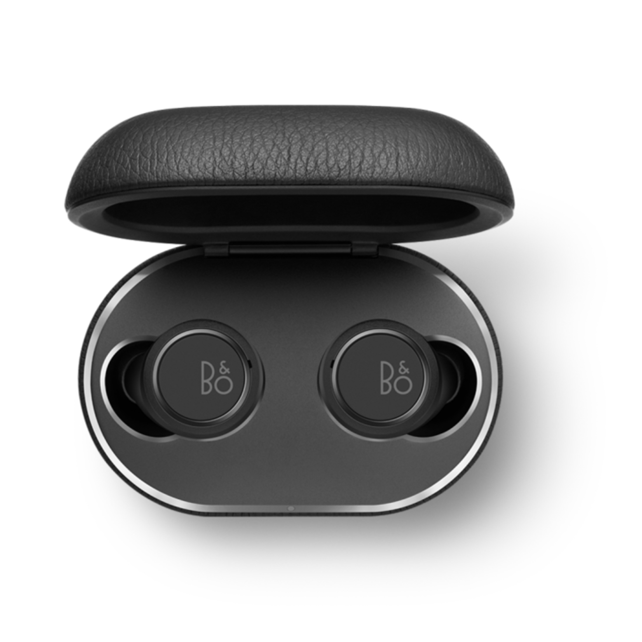 Auricolari Bang & Olufsen neri in custodia di pelle nera, aperta, sfondo bianco.