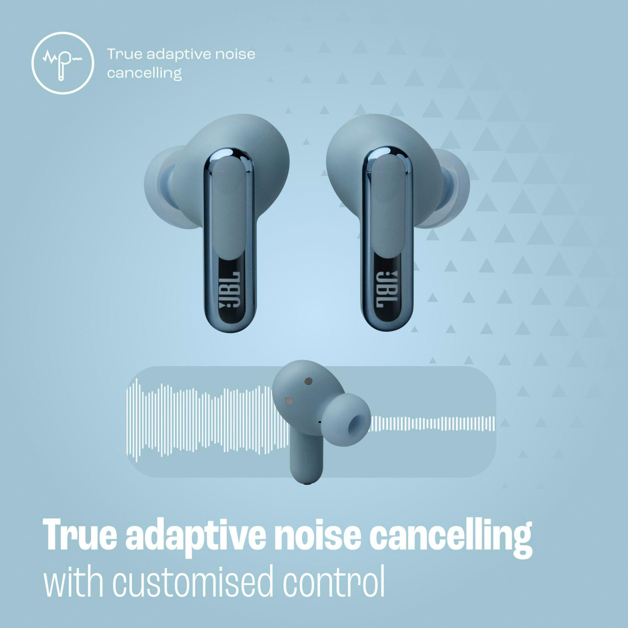 Dwa słuchawki JBL z etui ładującym. Jasnoniebieski kolor. Tekst: 'True adaptive noise cancelling'.