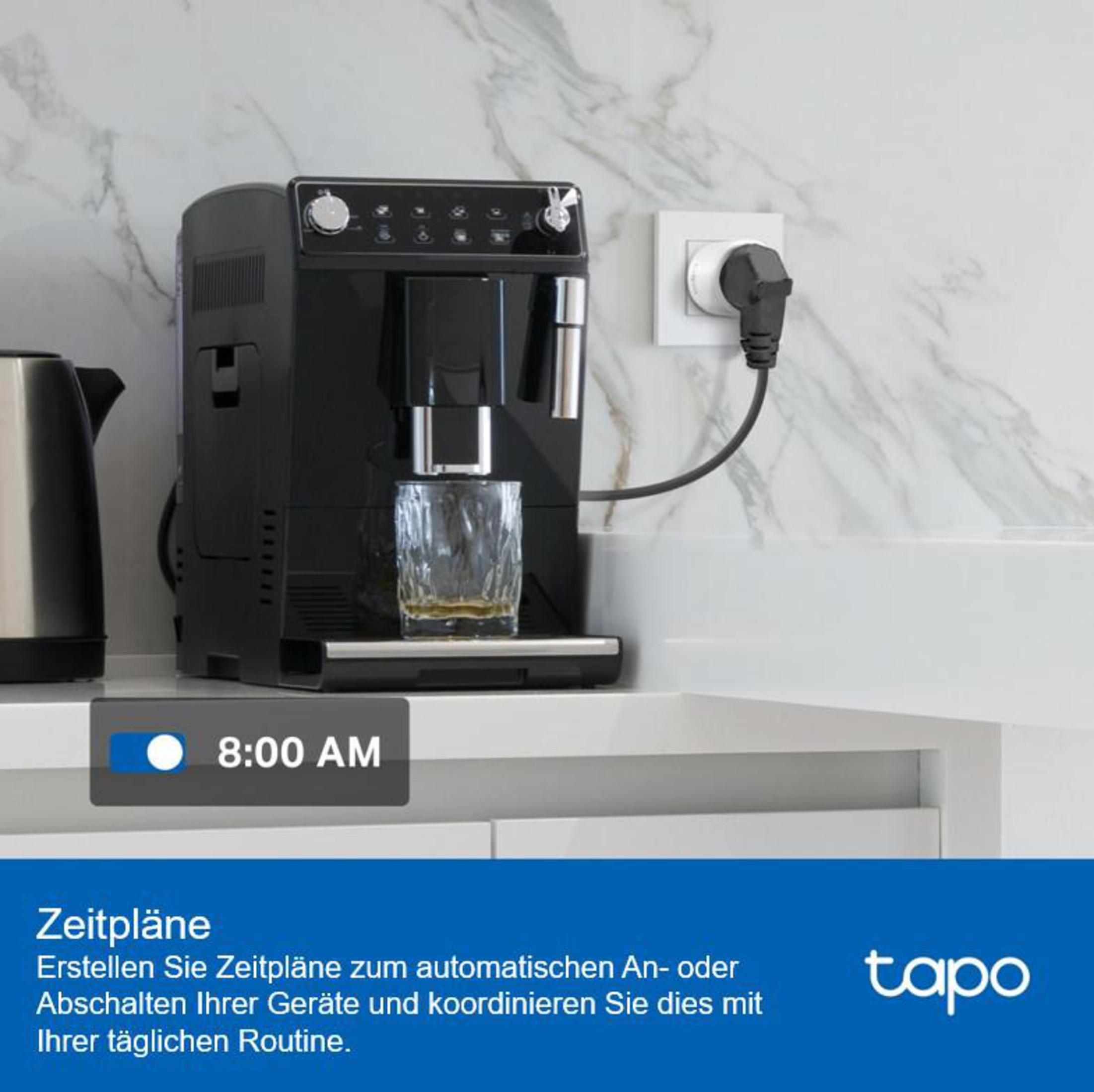 Eine schwarze Kaffeemaschine mit Glas, Wandsteckdose und Wasserkocher in der Küche.