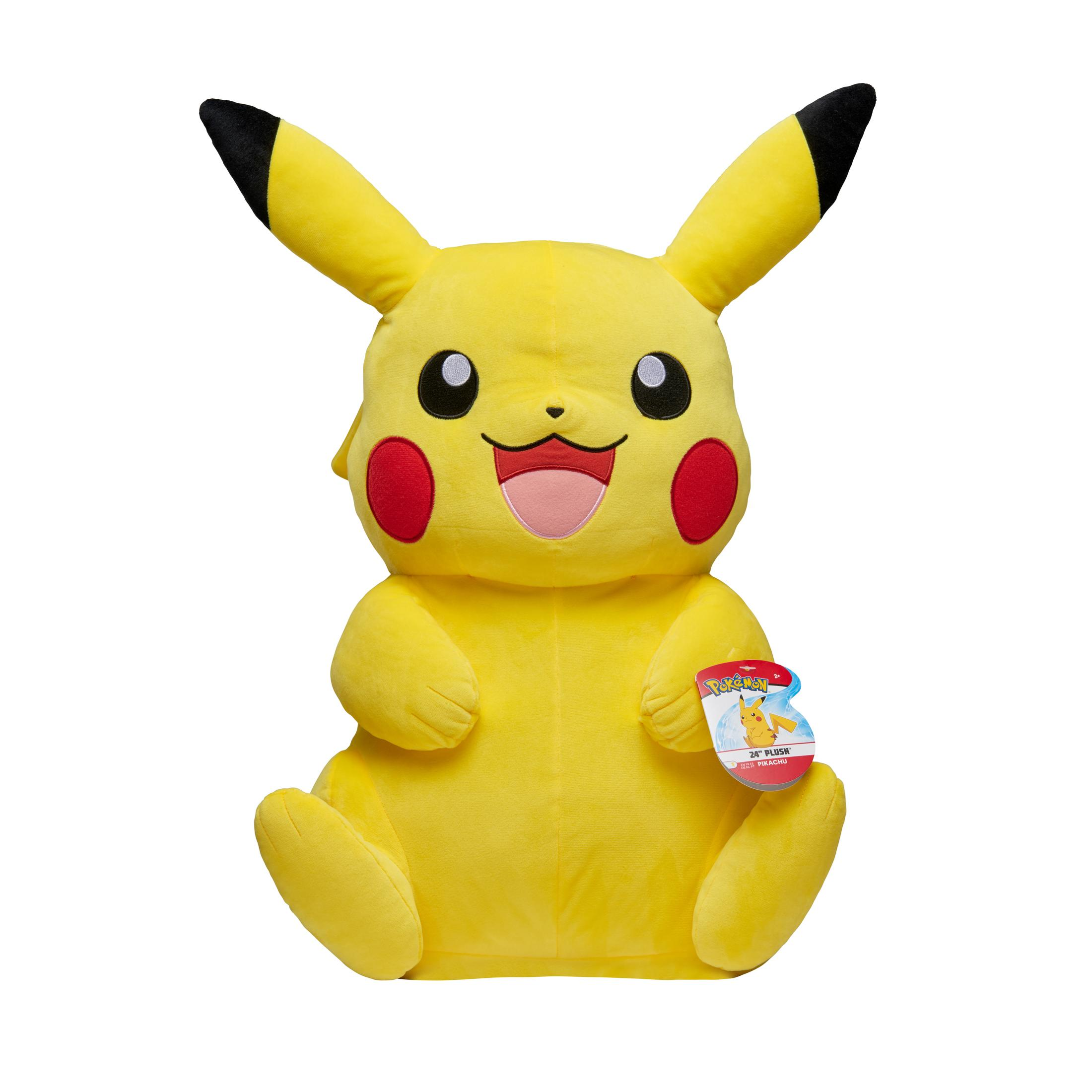 Ein großes gelbes Pikachu-Plüschtier mit Etikett, das vor weißem Hintergrund sitzt.