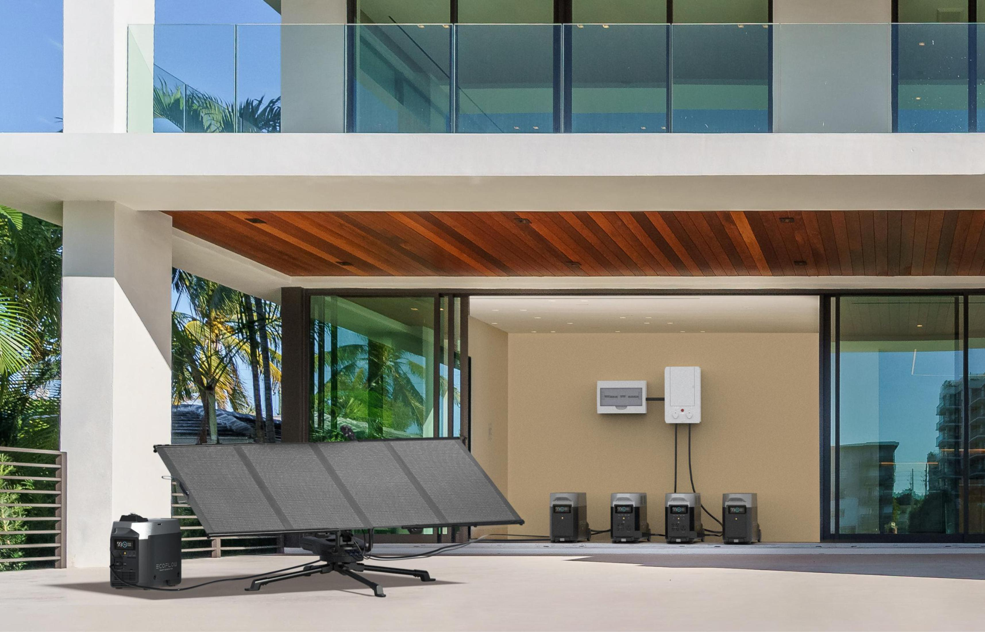 Modern huis met zonnepanelen, batterijen en andere stroomapparatuur buiten.