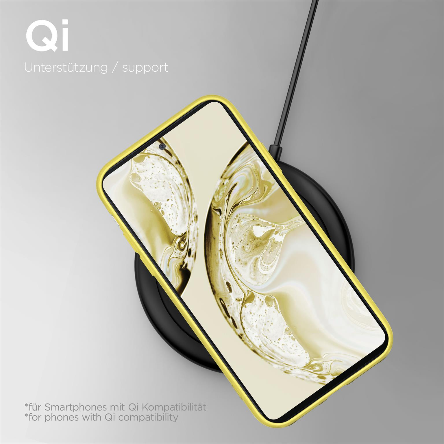 Smartphone wird kabellos auf einem schwarzen Qi-Ladegerät aufgeladen. Das Telefon hat eine gelbe Hülle.