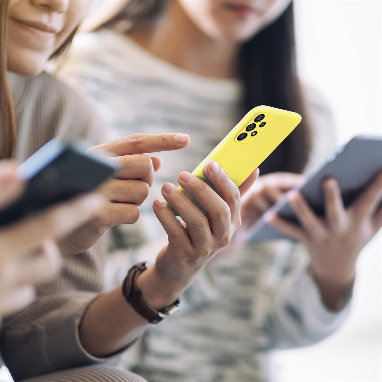 Eine lilafarbene Handyhülle mit einem Telefon darin. Das Telefon zeigt ein wasserähnliches Bild.