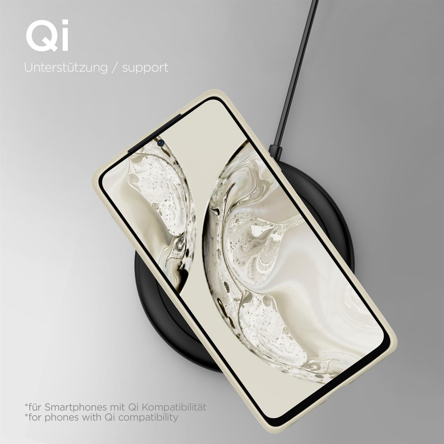 Telefon auf kabellosem Ladegerät. Telefon hat beige Hülle. Graue Oberfläche.