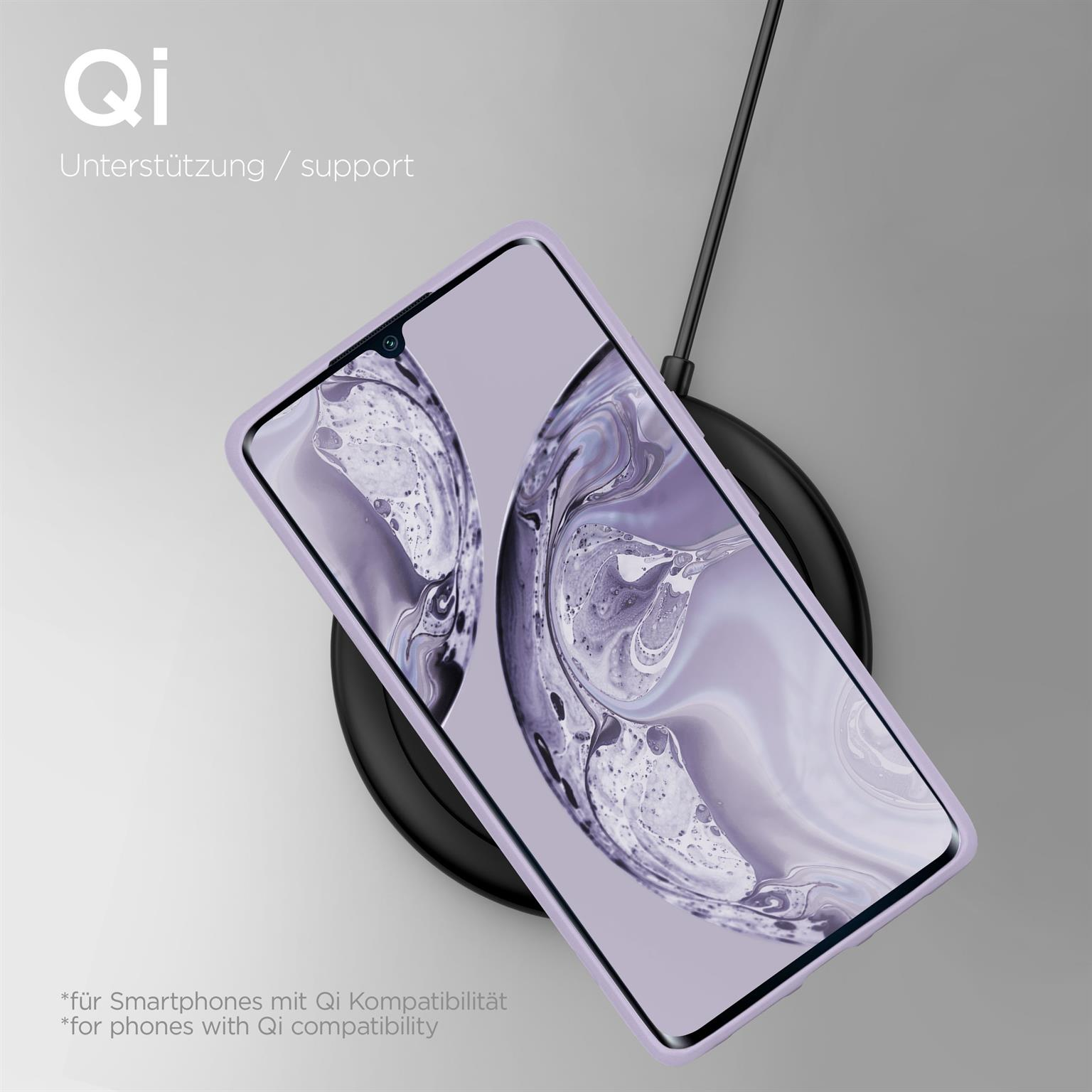 Ein Telefon auf einem kabellosen Ladegerät mit einer hellvioletten Hülle. Grauer Hintergrund.