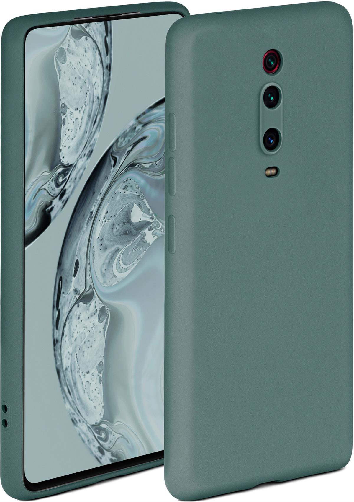 Grüne Handyhülle auf einem Telefon. Das Telefon ist vorne. Weißer Hintergrund.