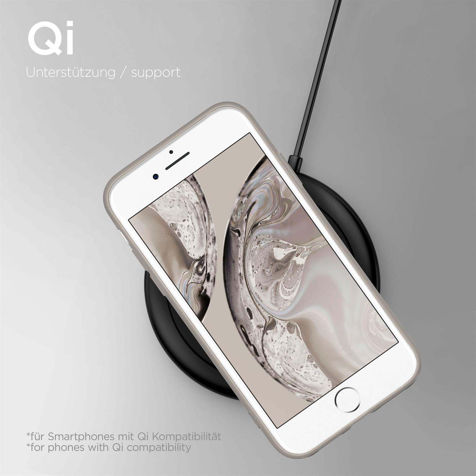 Weißes Telefon auf kabellosem Ladegerät. Hülle auf dem Telefon. Text lautet Qi.