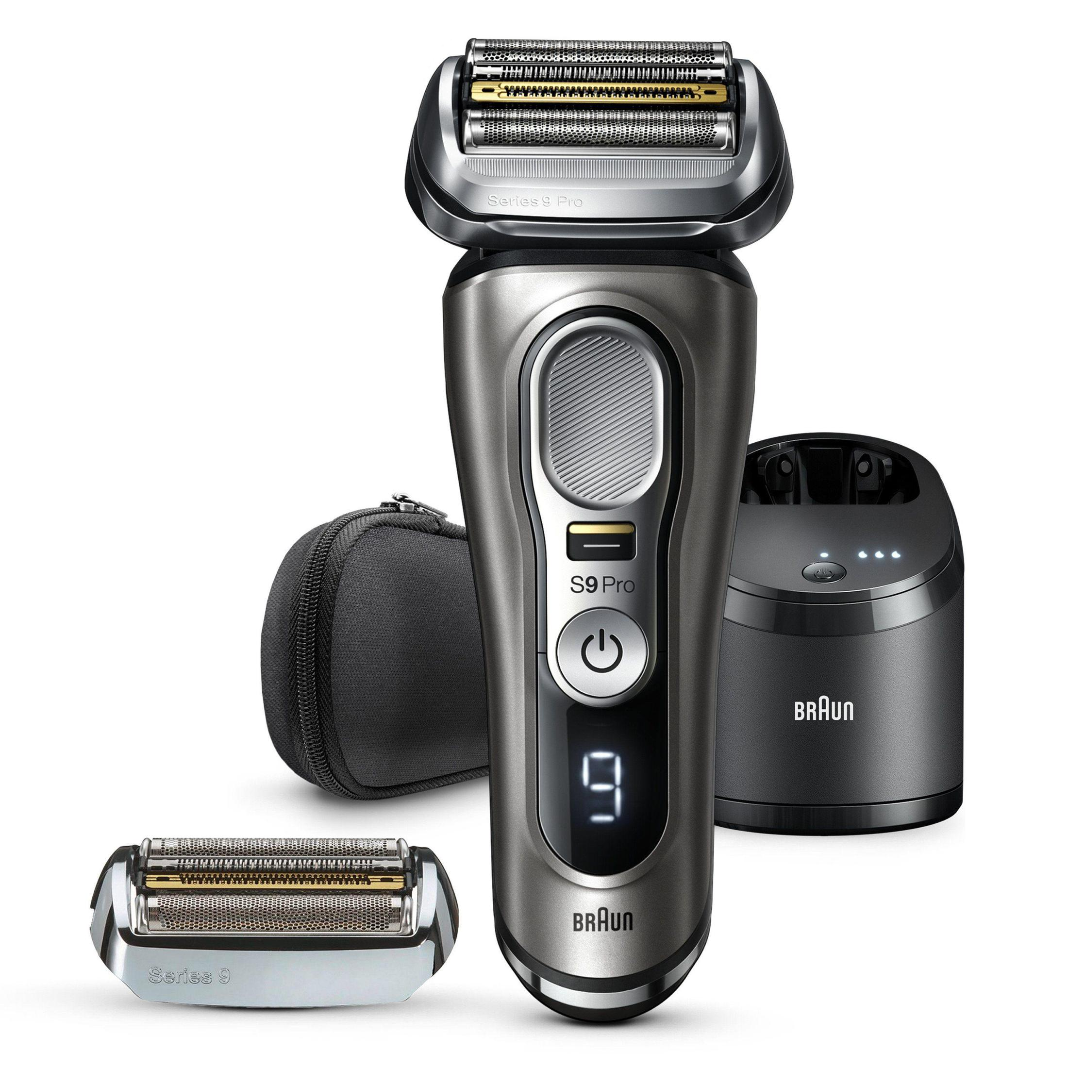 Elektrischer Rasierer Braun S9 Pro, Ladestation, Reiseetui und Ersatzkopf auf Weiß.