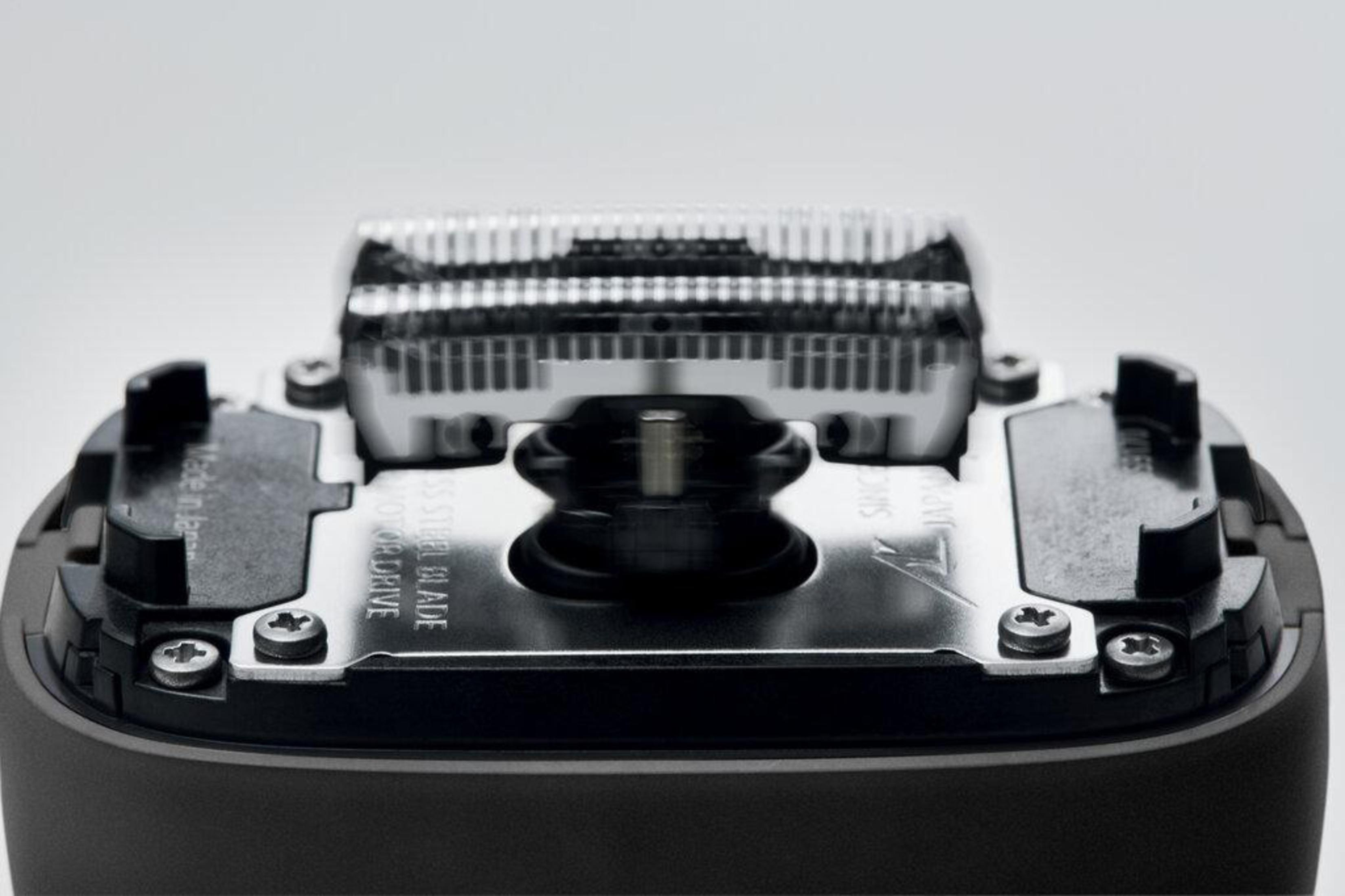 Górna część golarki elektrycznej. Srebrne ostrze jest widoczne na czarnym korpusie.