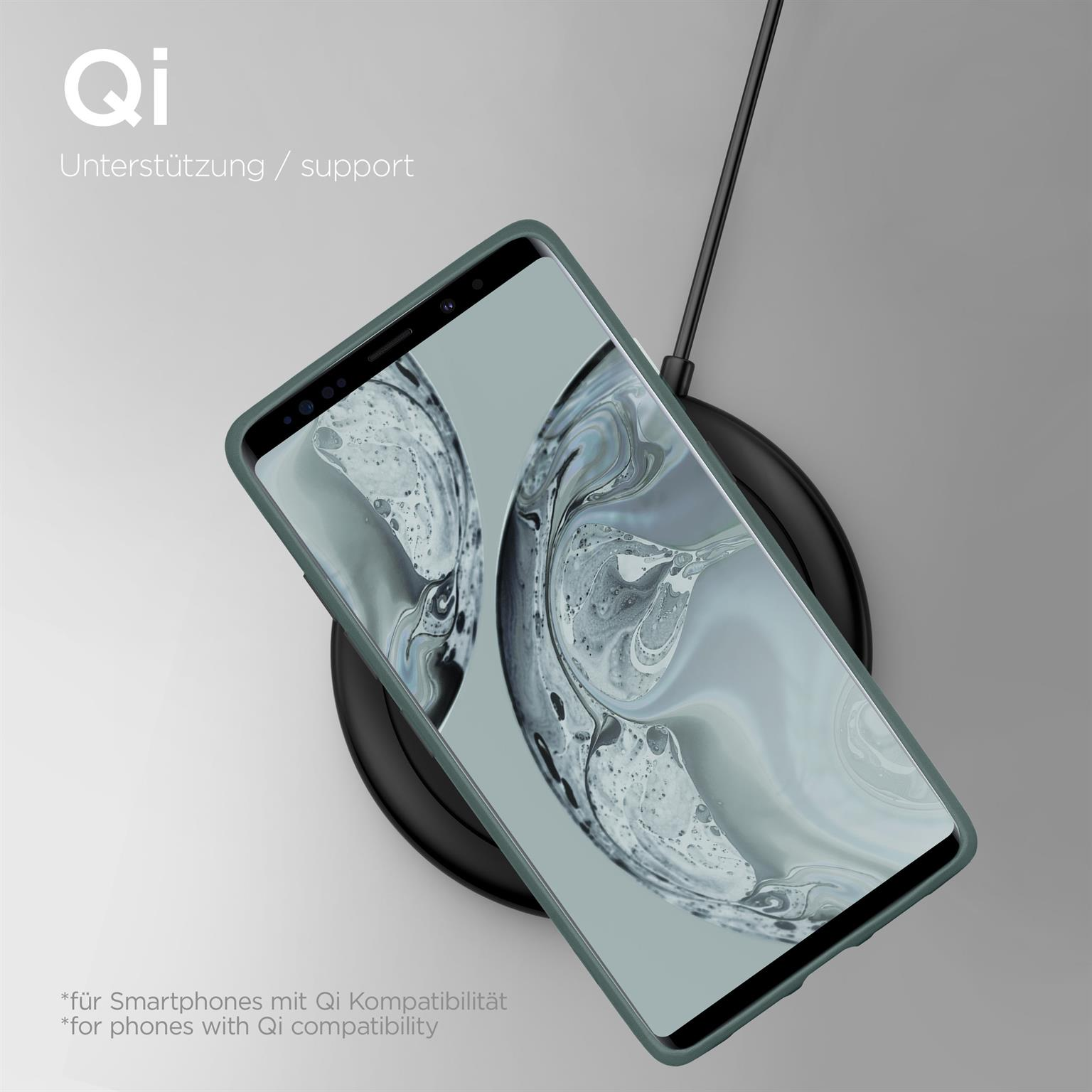 Ein Telefon mit grüner Hülle auf einem kabellosen Ladegerät. Der Bildschirm zeigt ein Design.
