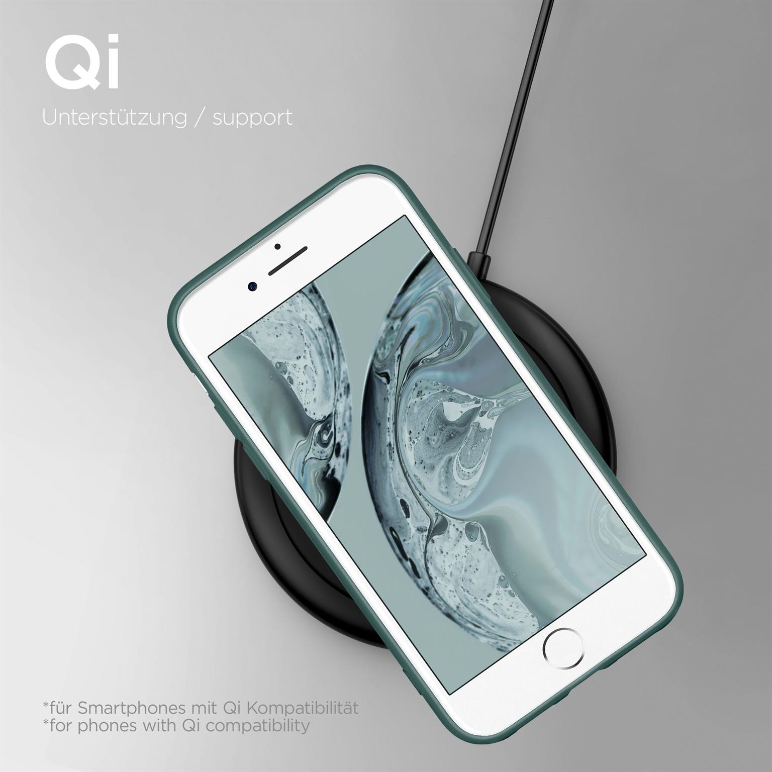 Weißes Smartphone mit grüner Hülle auf einem kabellosen Ladegerät. Draufsicht.