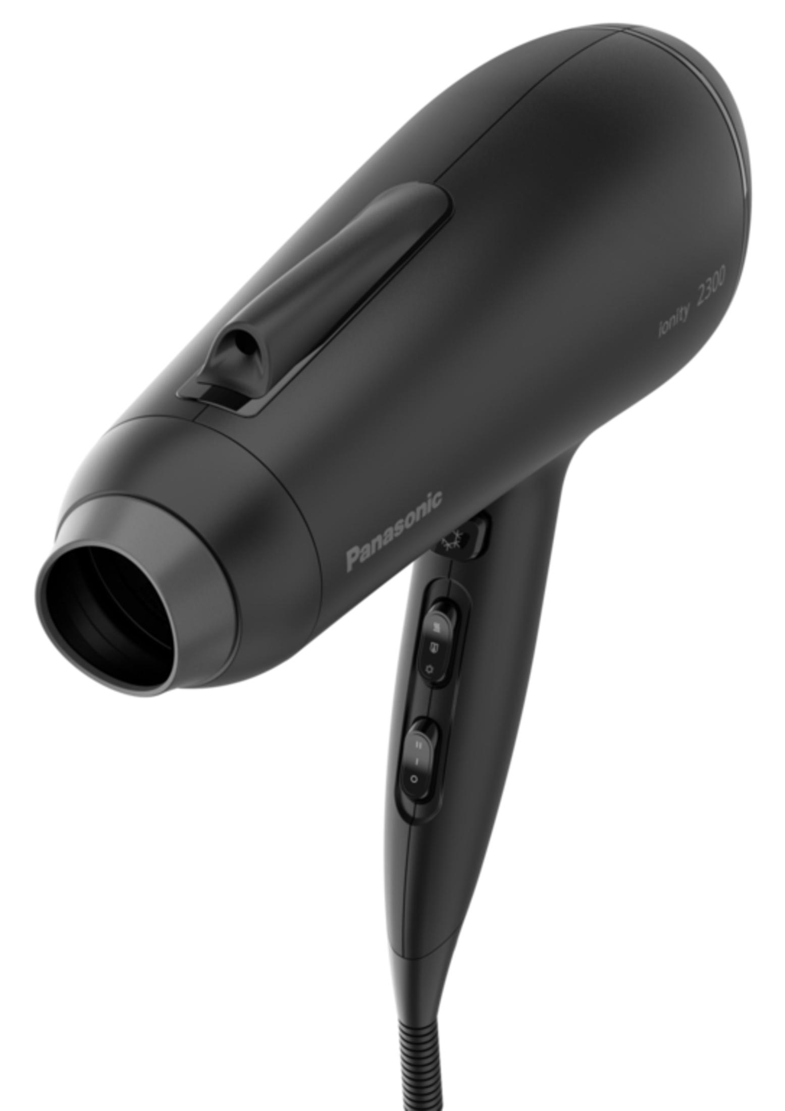 Czarna suszarka do włosów Panasonic z uchwytem, przyciskami i przewodem zasilającym.