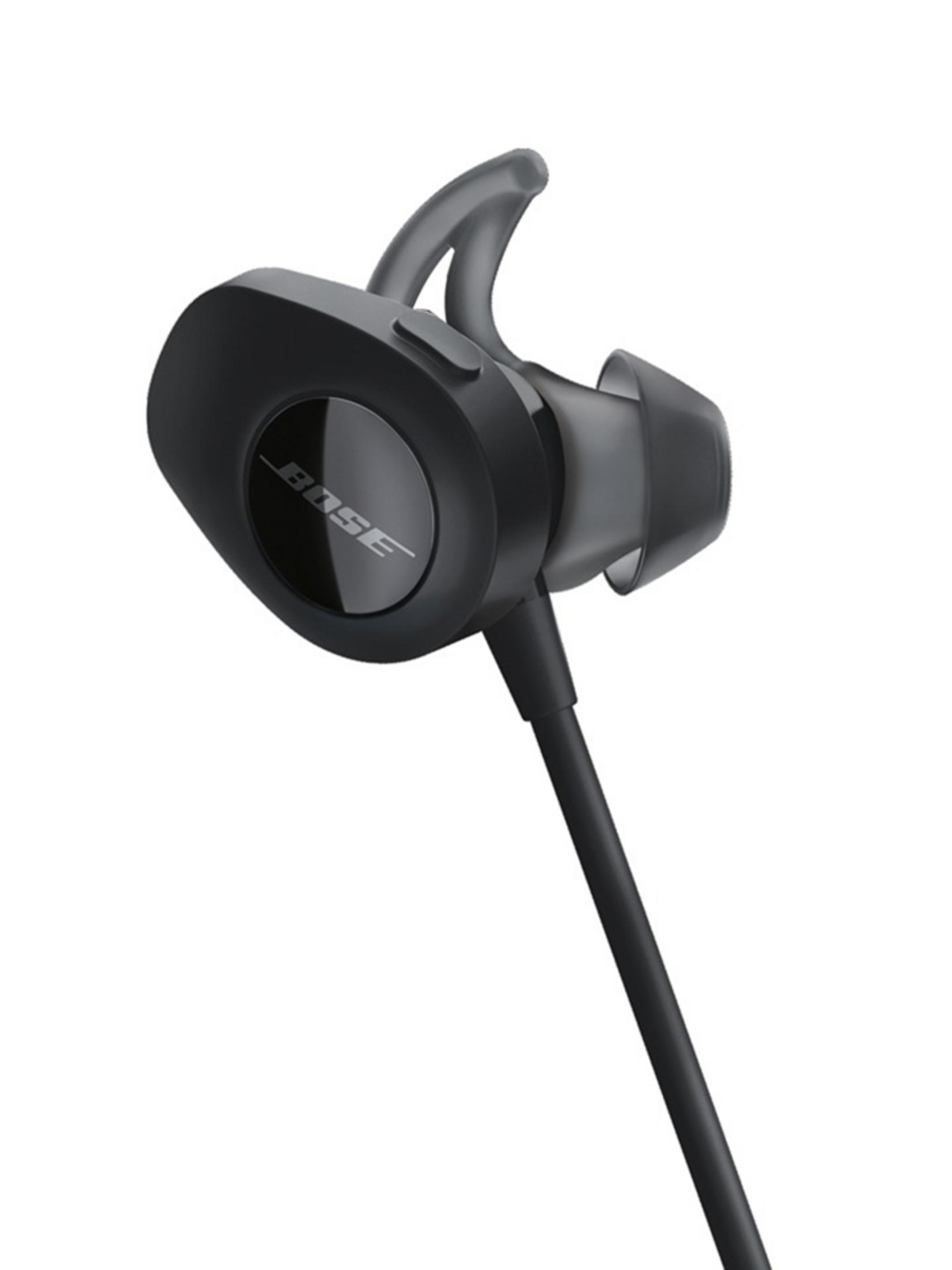 Un auricular Bose negro sobre un fondo blanco. El auricular tiene un logotipo plateado de Bose.