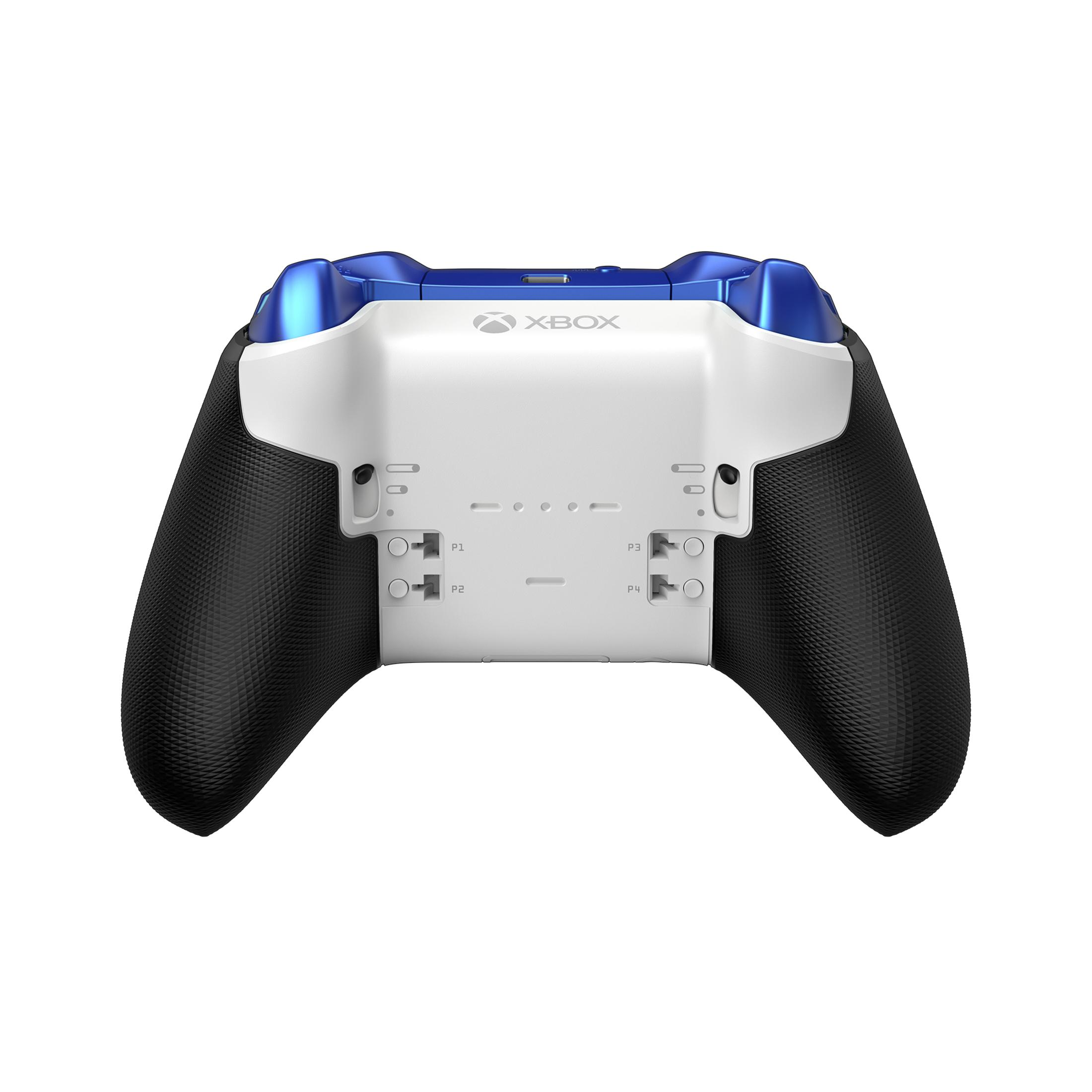 Mando Xbox, parte trasera blanca, parte superior azul, agarres negros. Logotipo Xbox visible.