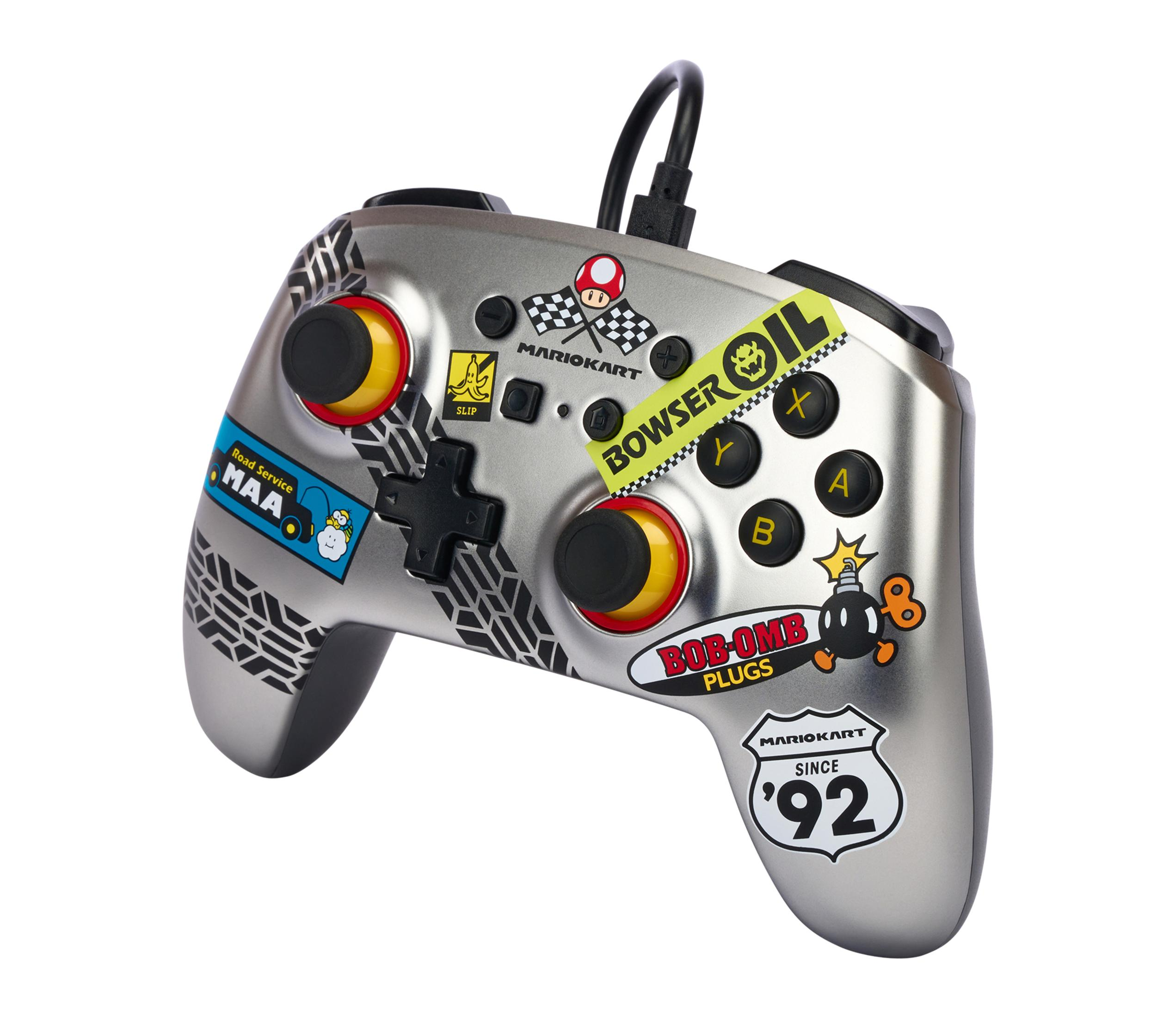 Silberner Mario Kart Gamecontroller mit Spiel-Stickern auf weißem Hintergrund.