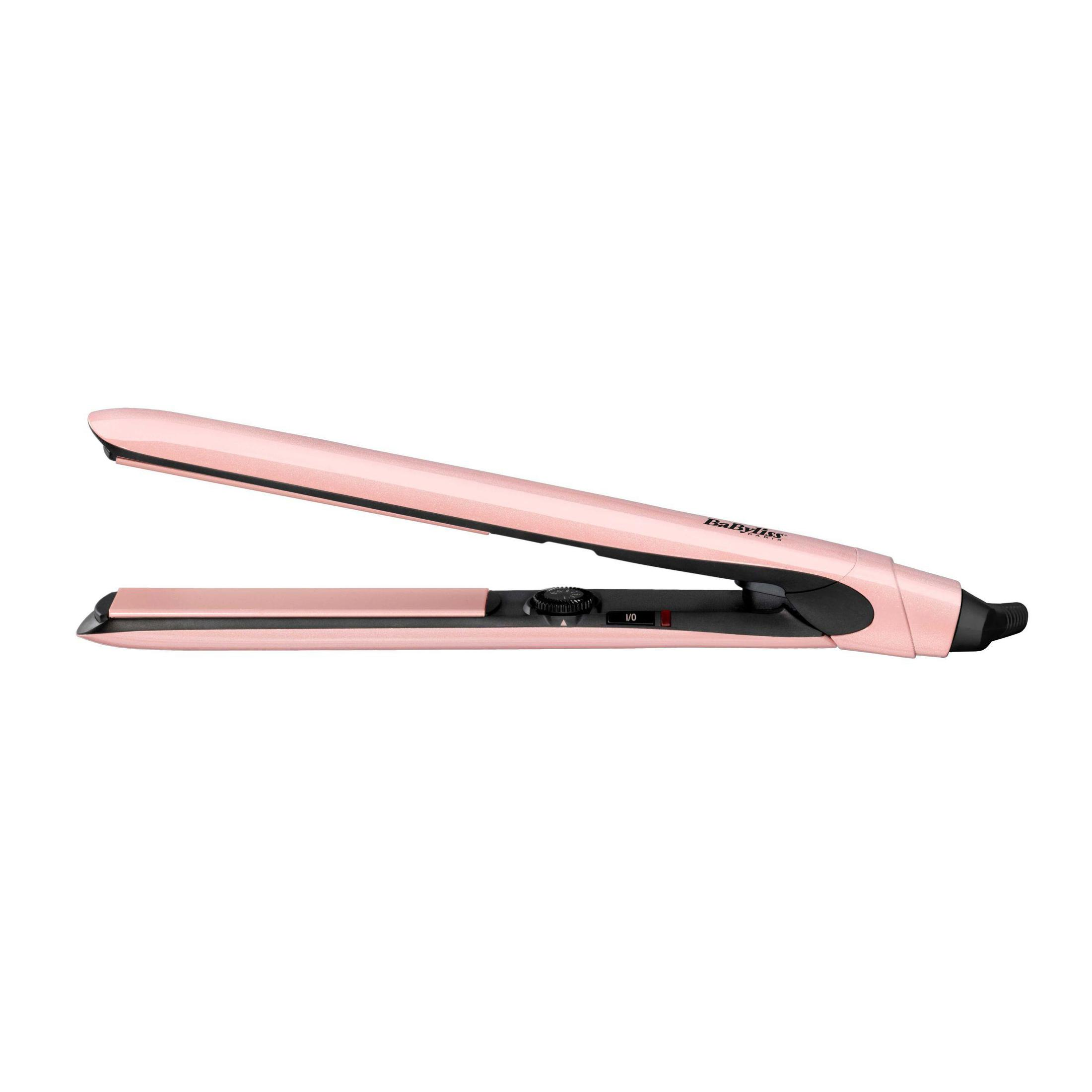 Beyaz zemin üzerinde pembe saç düzleştirici. Siyah sap, Babyliss markası.