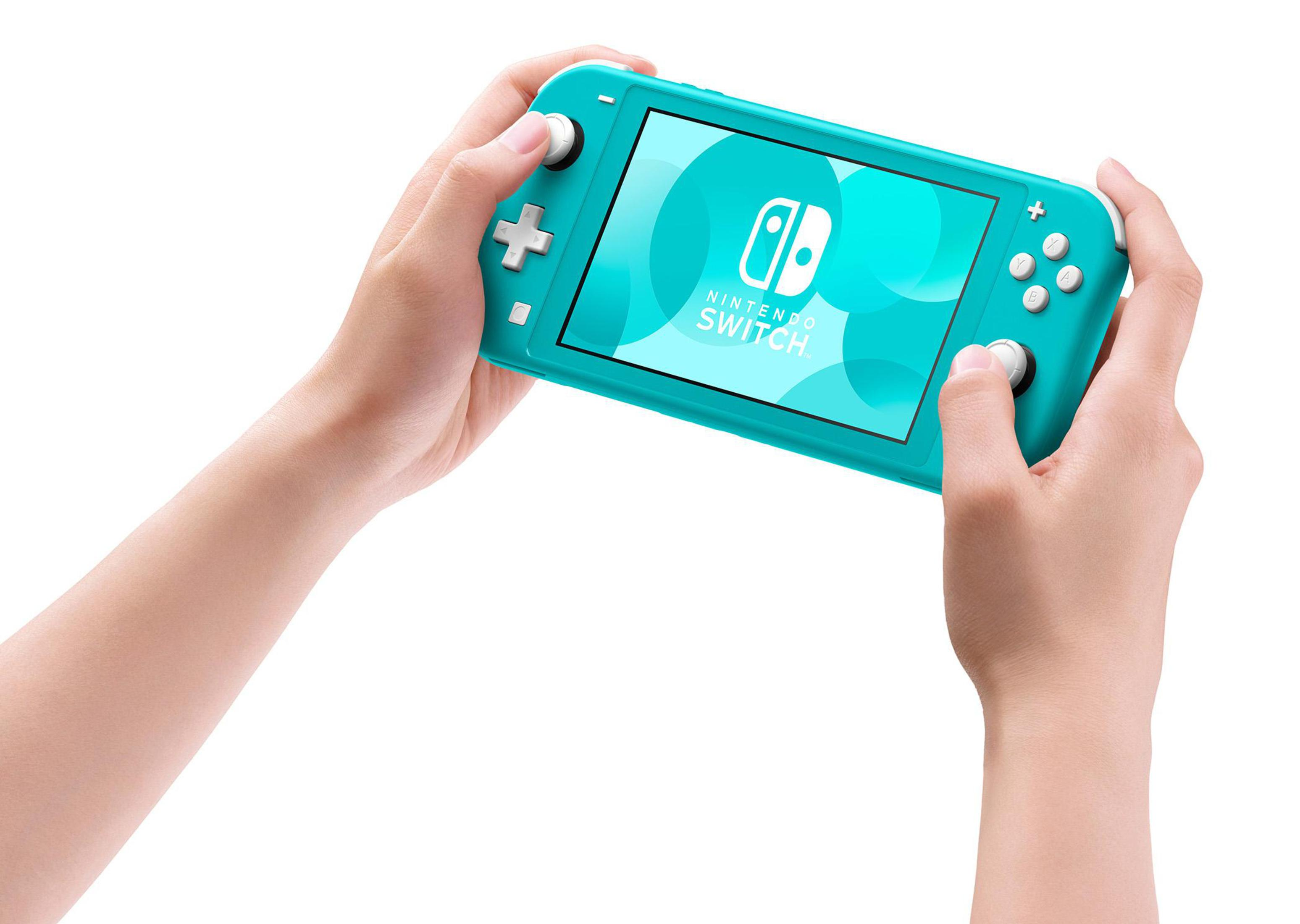 Handen die een turquoise Nintendo Switch Lite console vasthouden, met het Nintendo-logo.