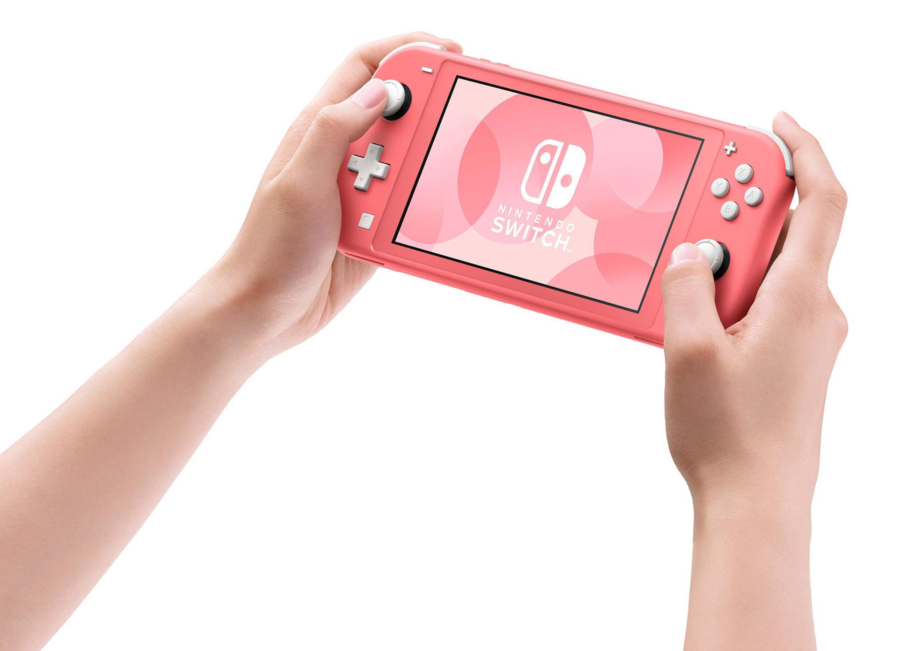 Ręce trzymające koralowy Nintendo Switch Lite. Ekran pokazuje logo Nintendo Switch.