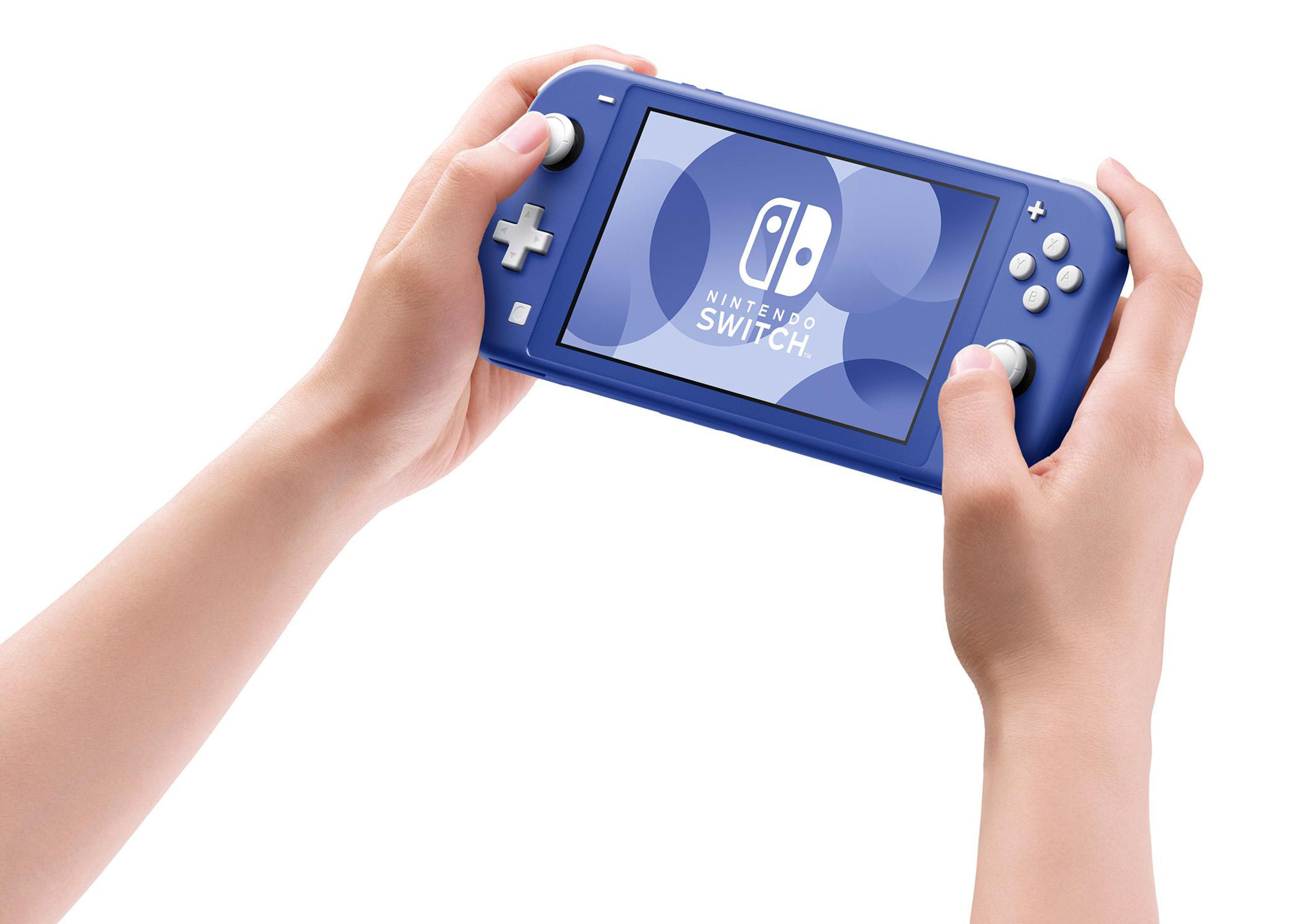 Dłonie trzymające niebieską konsolę Nintendo Switch Lite z włączonym ekranem.
