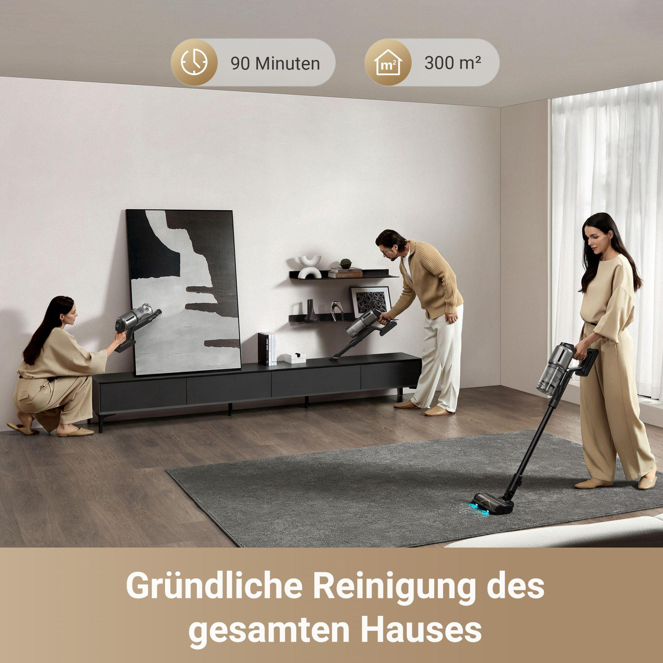Tres personas limpiando una habitación con una aspiradora. Texto: Gründliche Reinigung des gesamten Hauses.