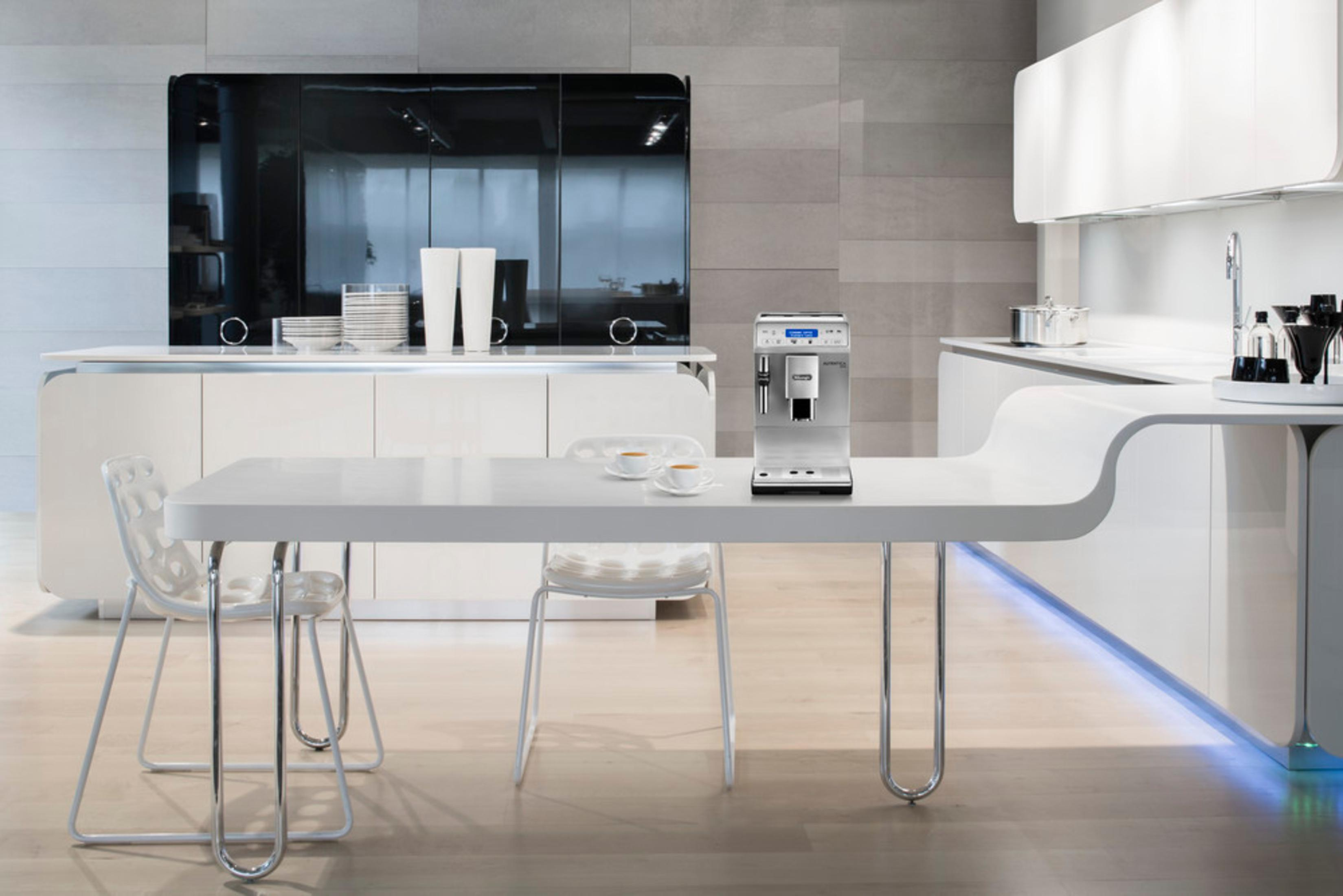 Moderne keuken met witte tafel en stoelen, koffiezetapparaat op de tafel.